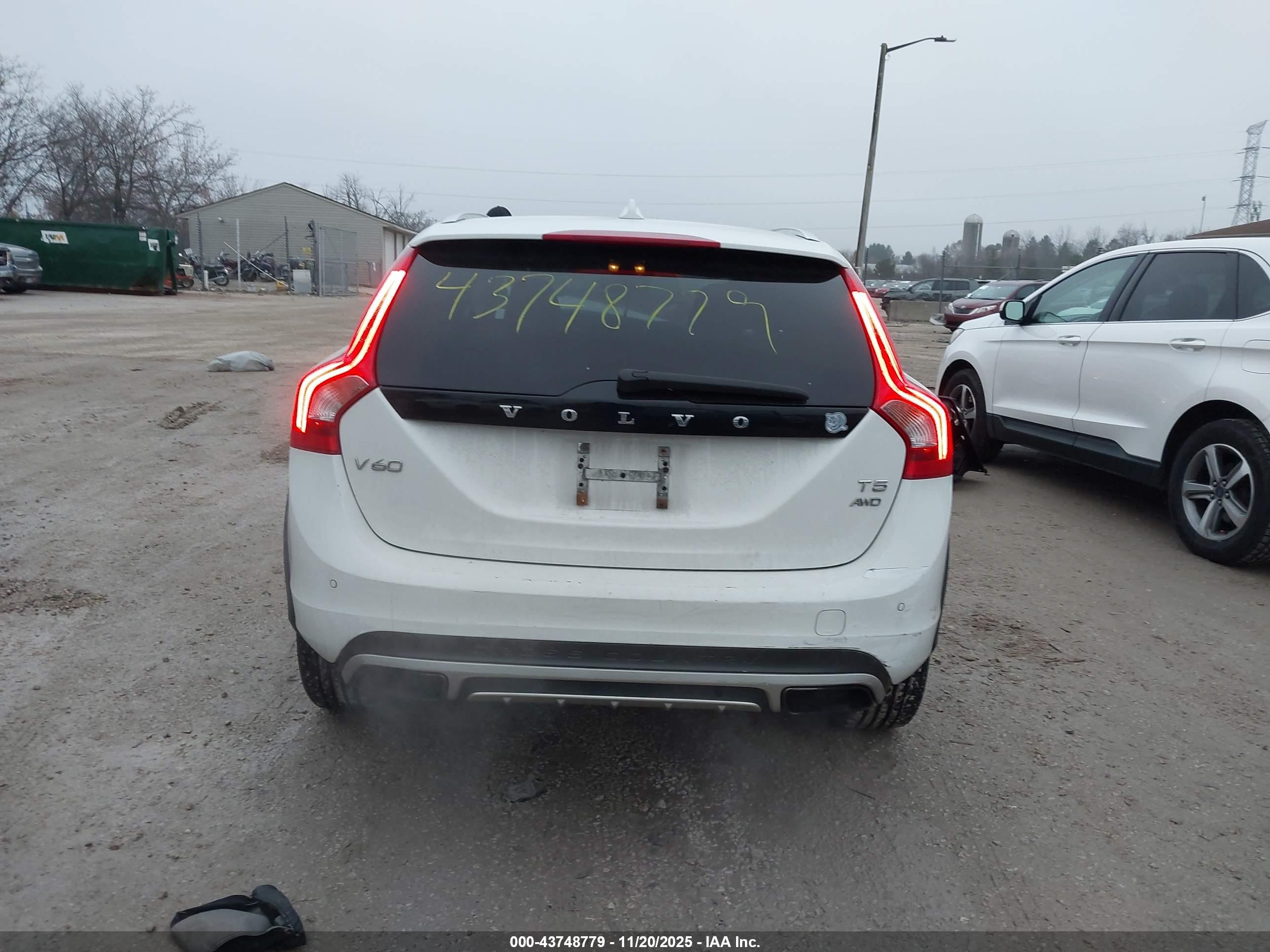 2015 Volvo V60 Cross Country T5 White vin: YV4612HK3F1001541