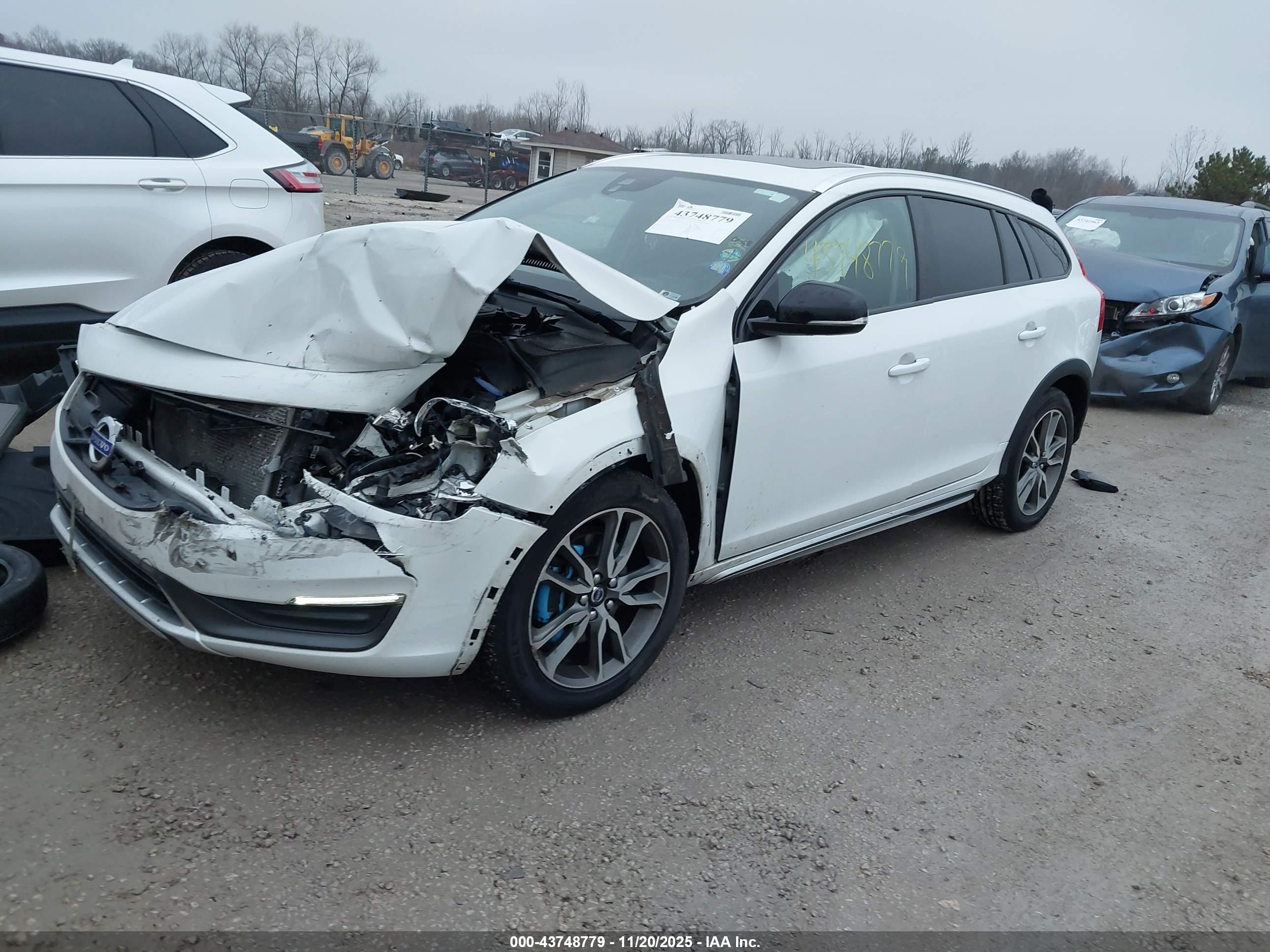 2015 Volvo V60 Cross Country T5 White vin: YV4612HK3F1001541