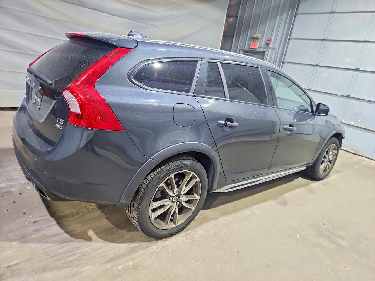 2015 Volvo V60 Cross Country Premier Gray vin: YV4612HK4F1001516