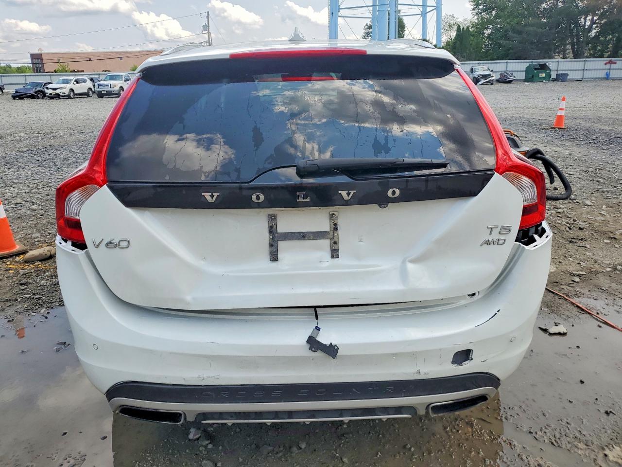 2016 Volvo V60 Cross Country Premier White vin: YV4612HK4G1018852