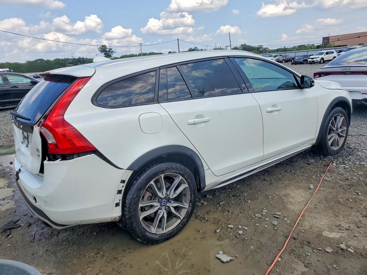 2016 Volvo V60 Cross Country Premier White vin: YV4612HK4G1018852