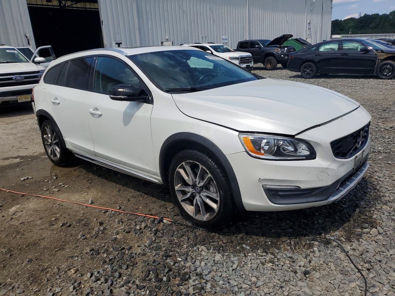 2016 Volvo V60 Cross Country Premier White vin: YV4612HK4G1018852