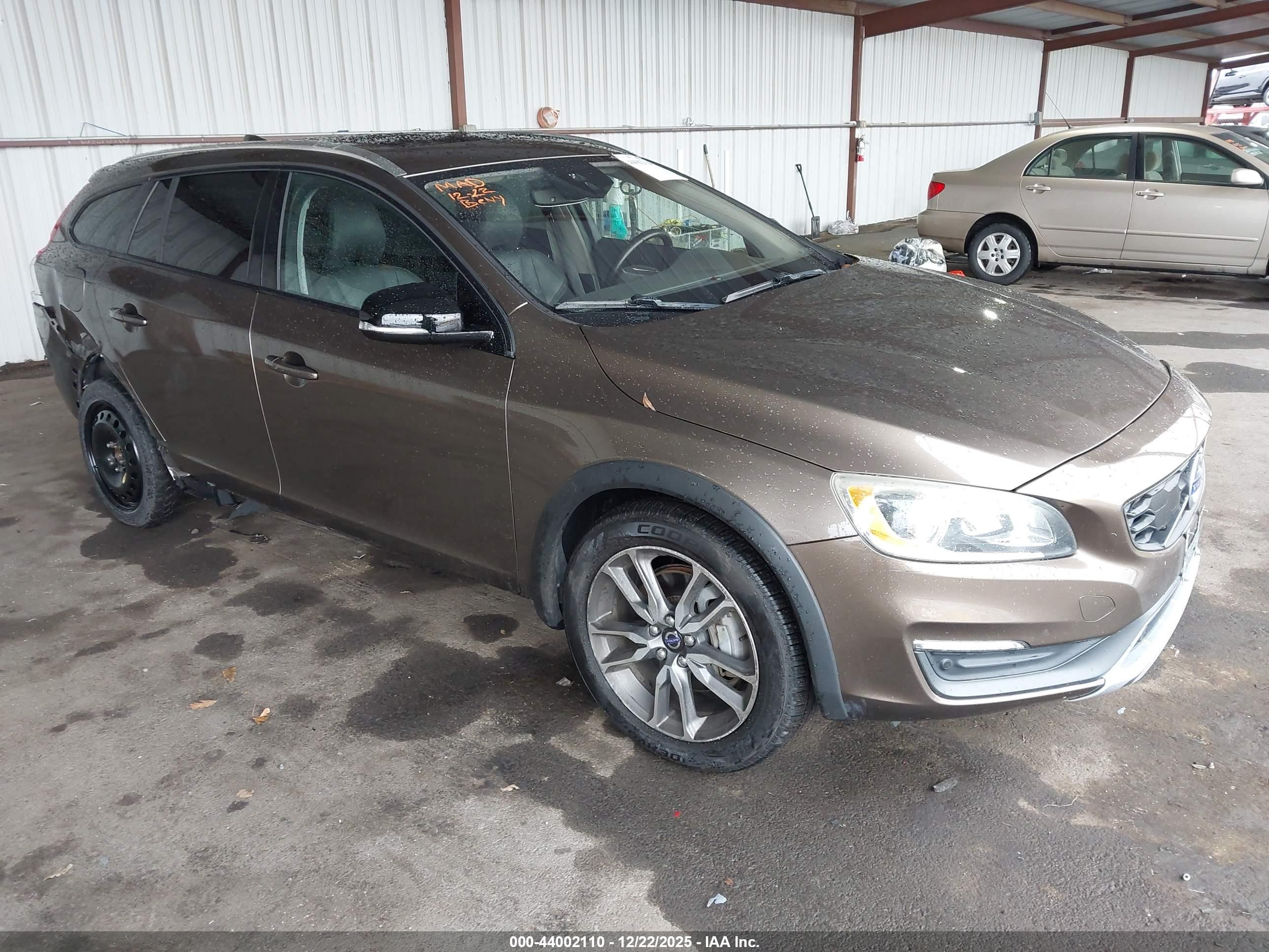 2015 Volvo V60 Cross Country T5 Brown vin: YV4612HK7F1000389