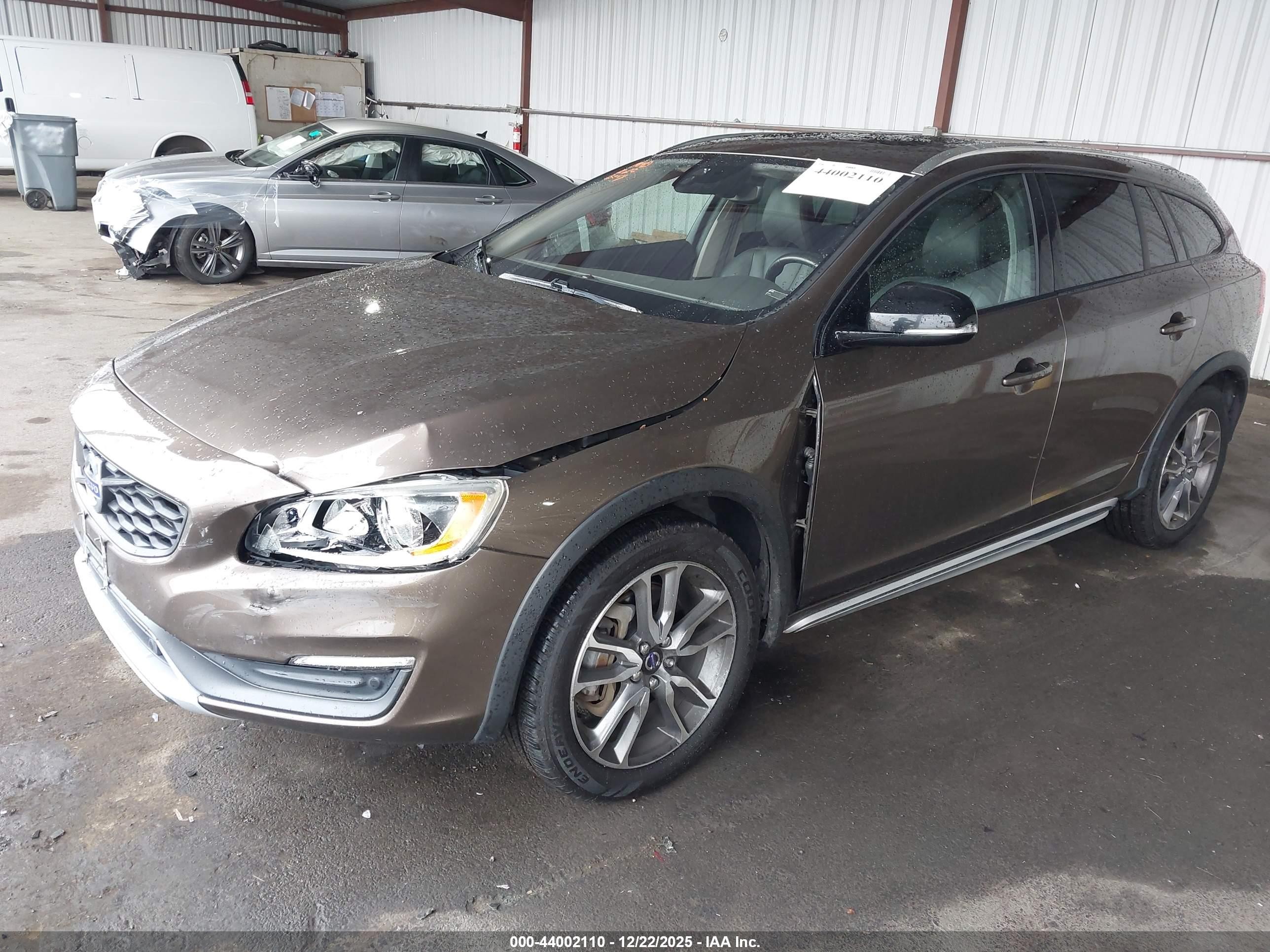 2015 Volvo V60 Cross Country T5 Brown vin: YV4612HK7F1000389