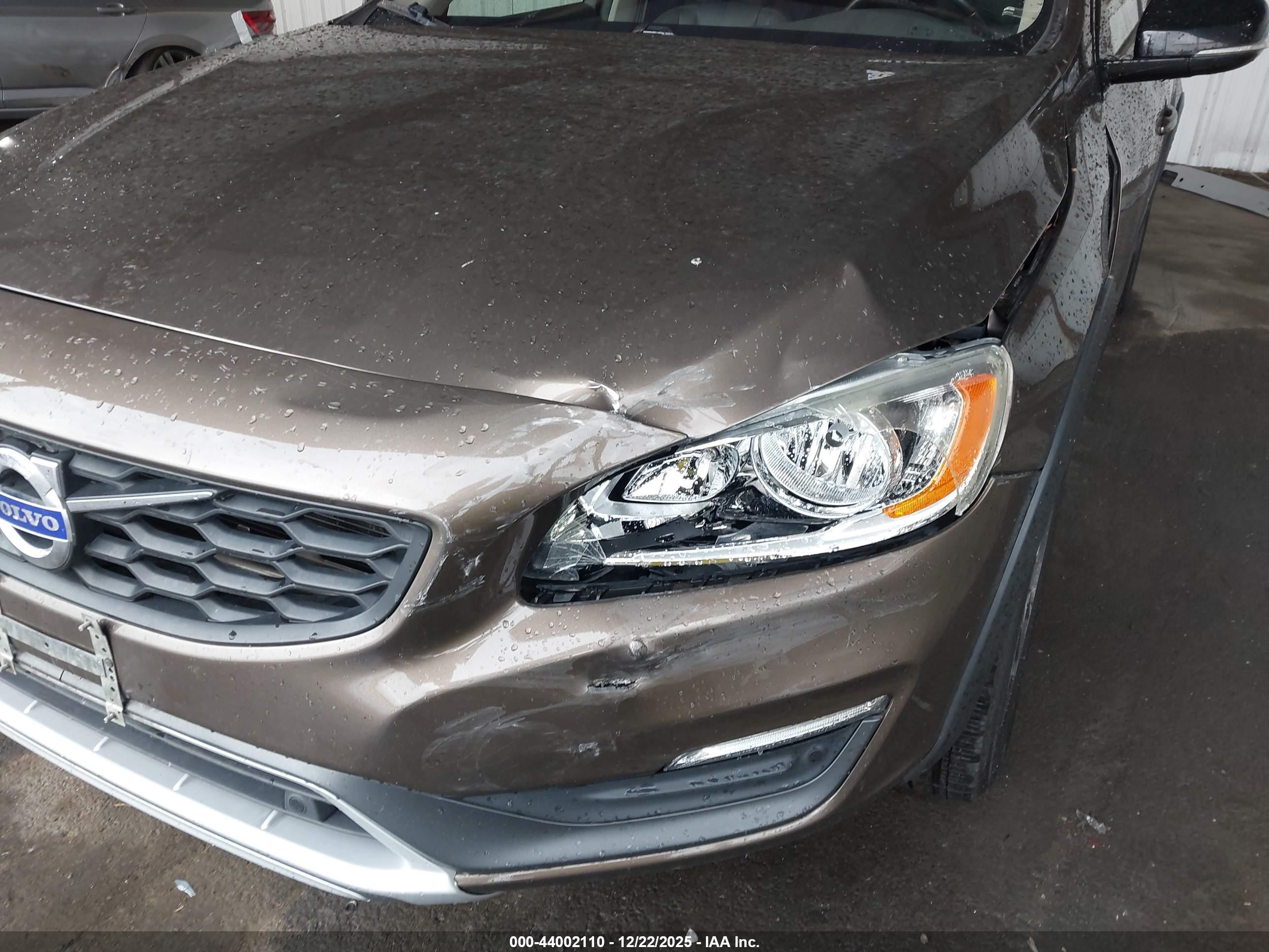 2015 Volvo V60 Cross Country T5 Brown vin: YV4612HK7F1000389