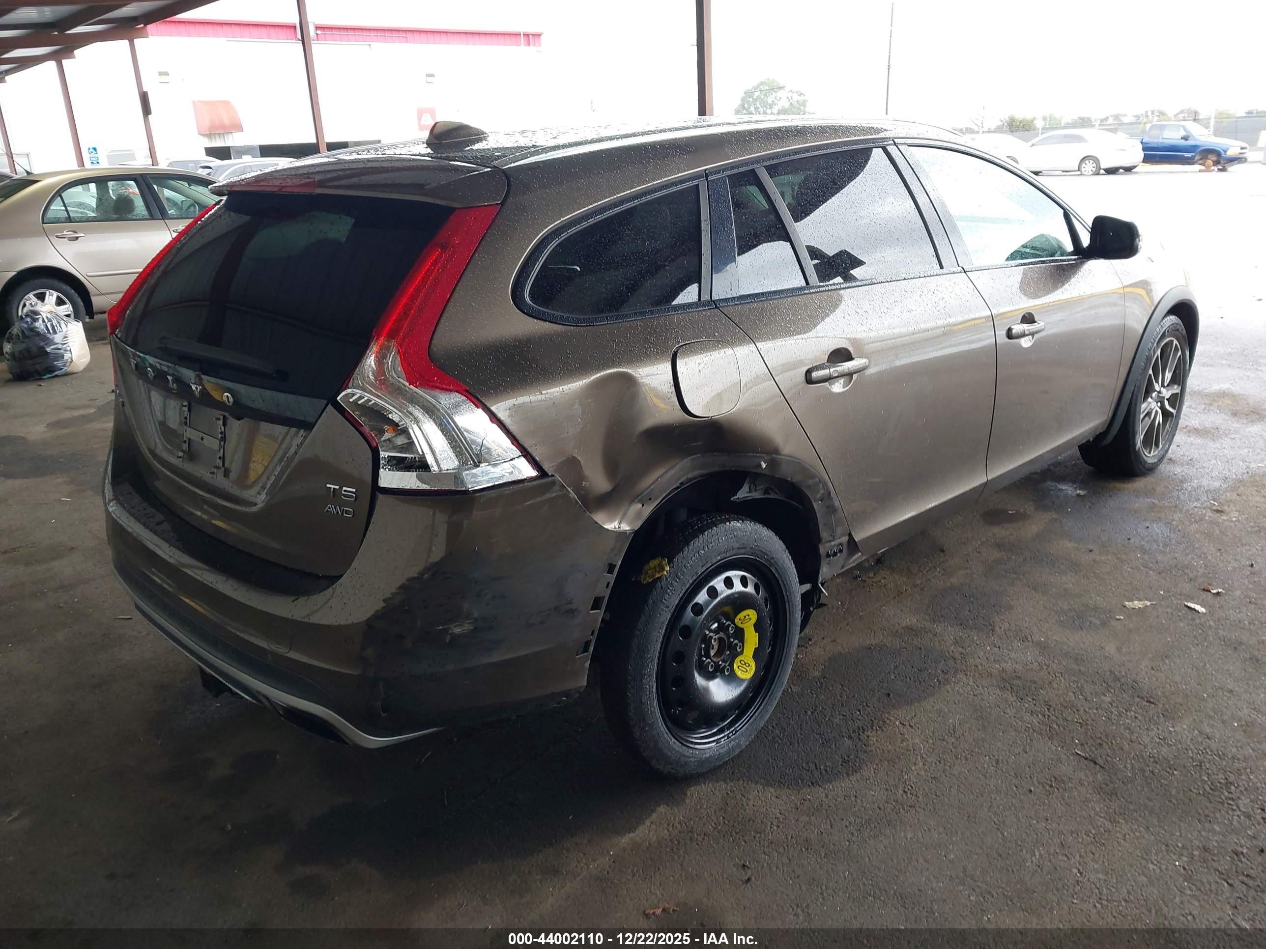 2015 Volvo V60 Cross Country T5 Brown vin: YV4612HK7F1000389