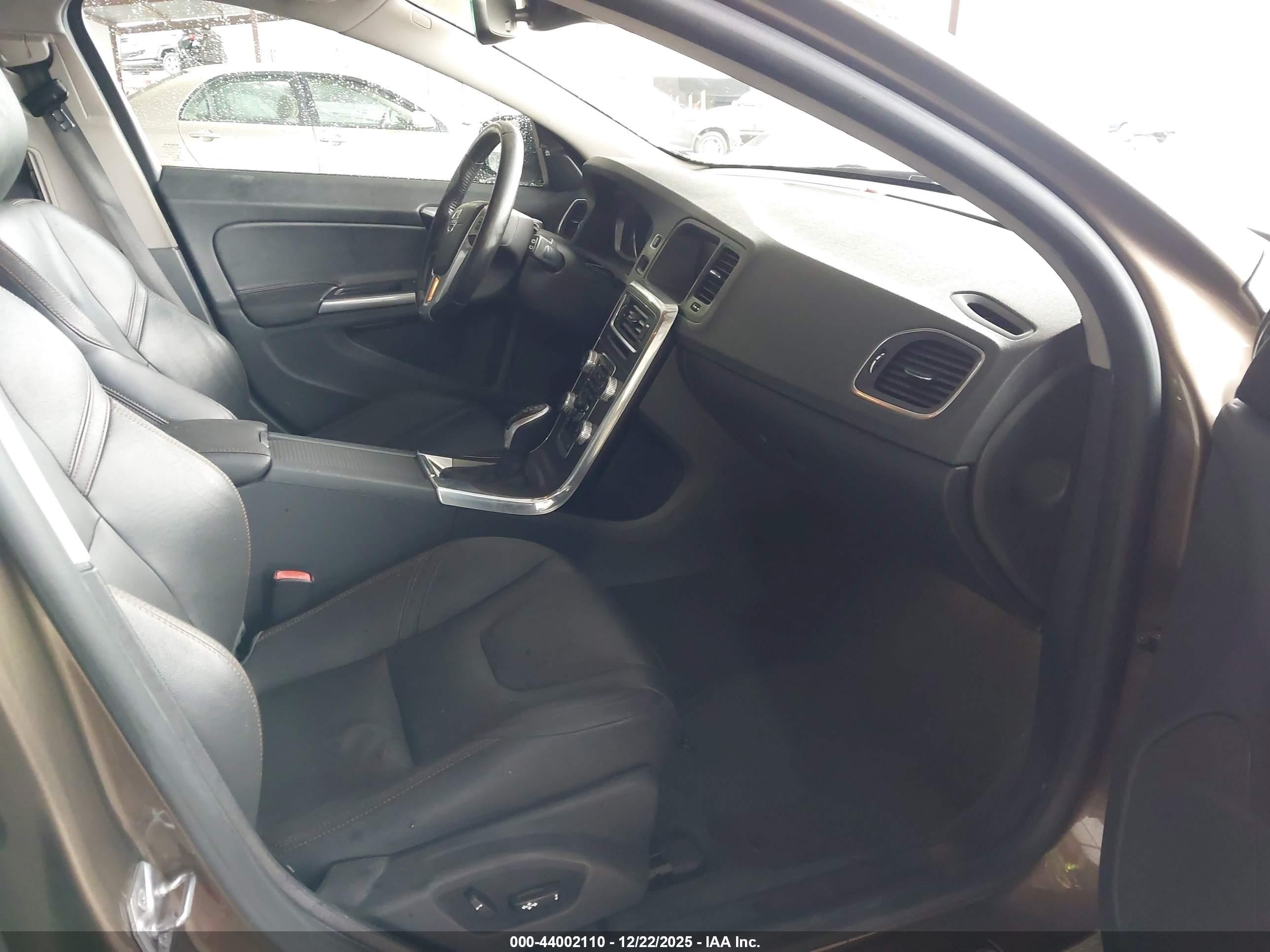 2015 Volvo V60 Cross Country T5 Brown vin: YV4612HK7F1000389