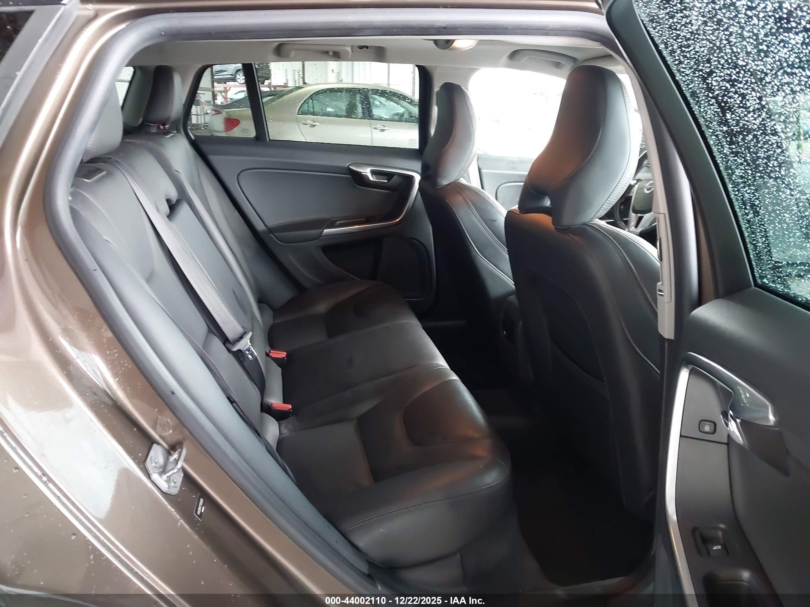 2015 Volvo V60 Cross Country T5 Brown vin: YV4612HK7F1000389