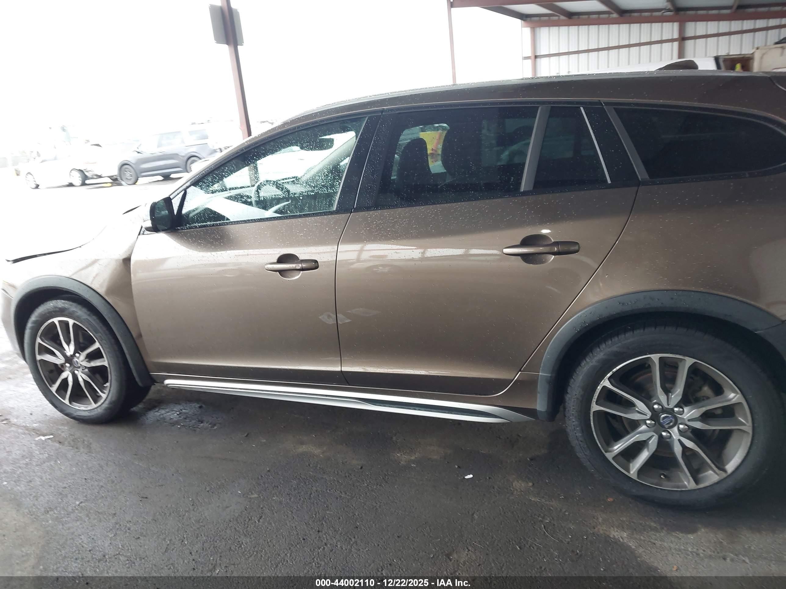 2015 Volvo V60 Cross Country T5 Brown vin: YV4612HK7F1000389