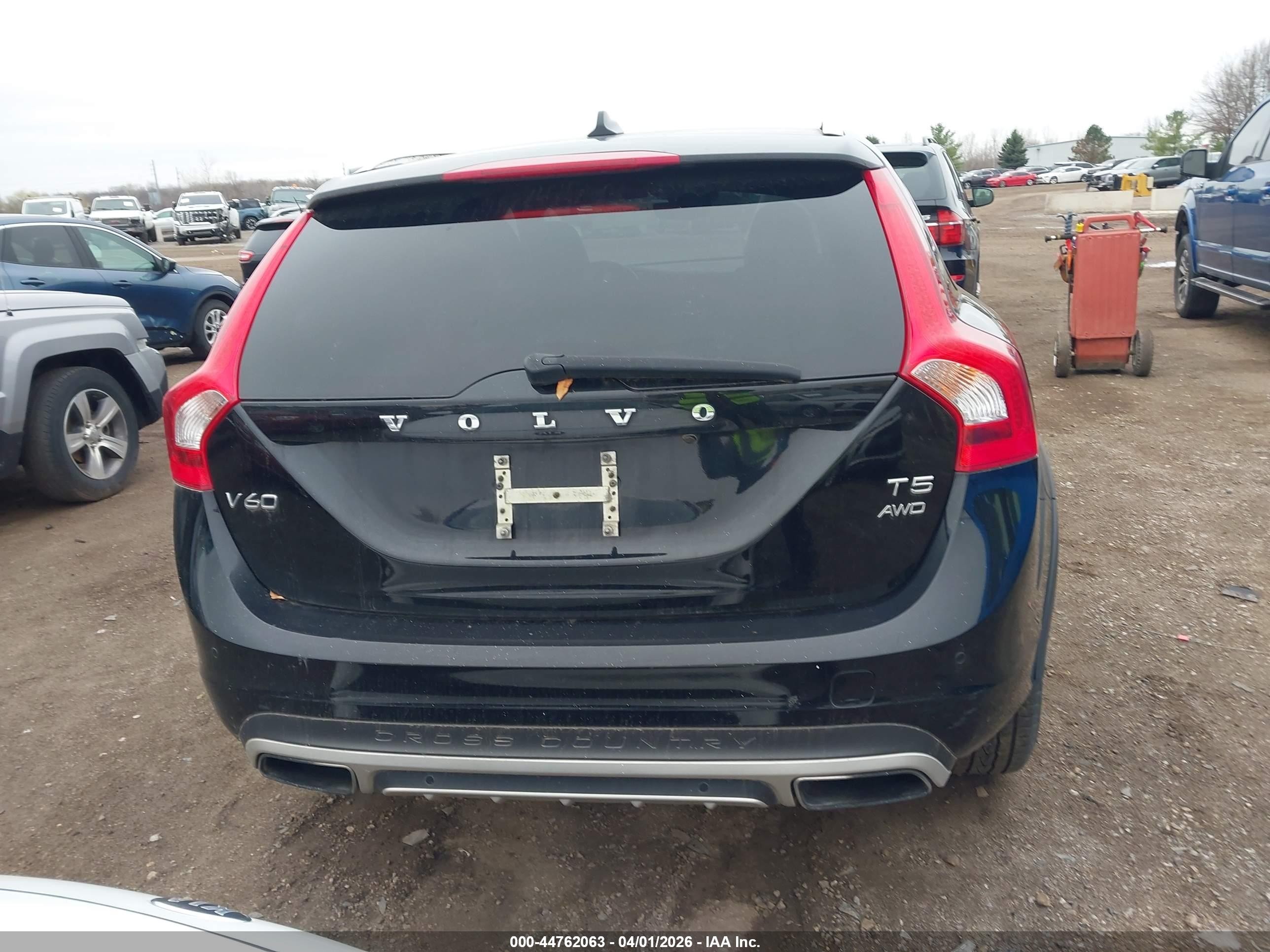 2015 Volvo V60 Cross Country T5 Black vin: YV4612HK8F1001681