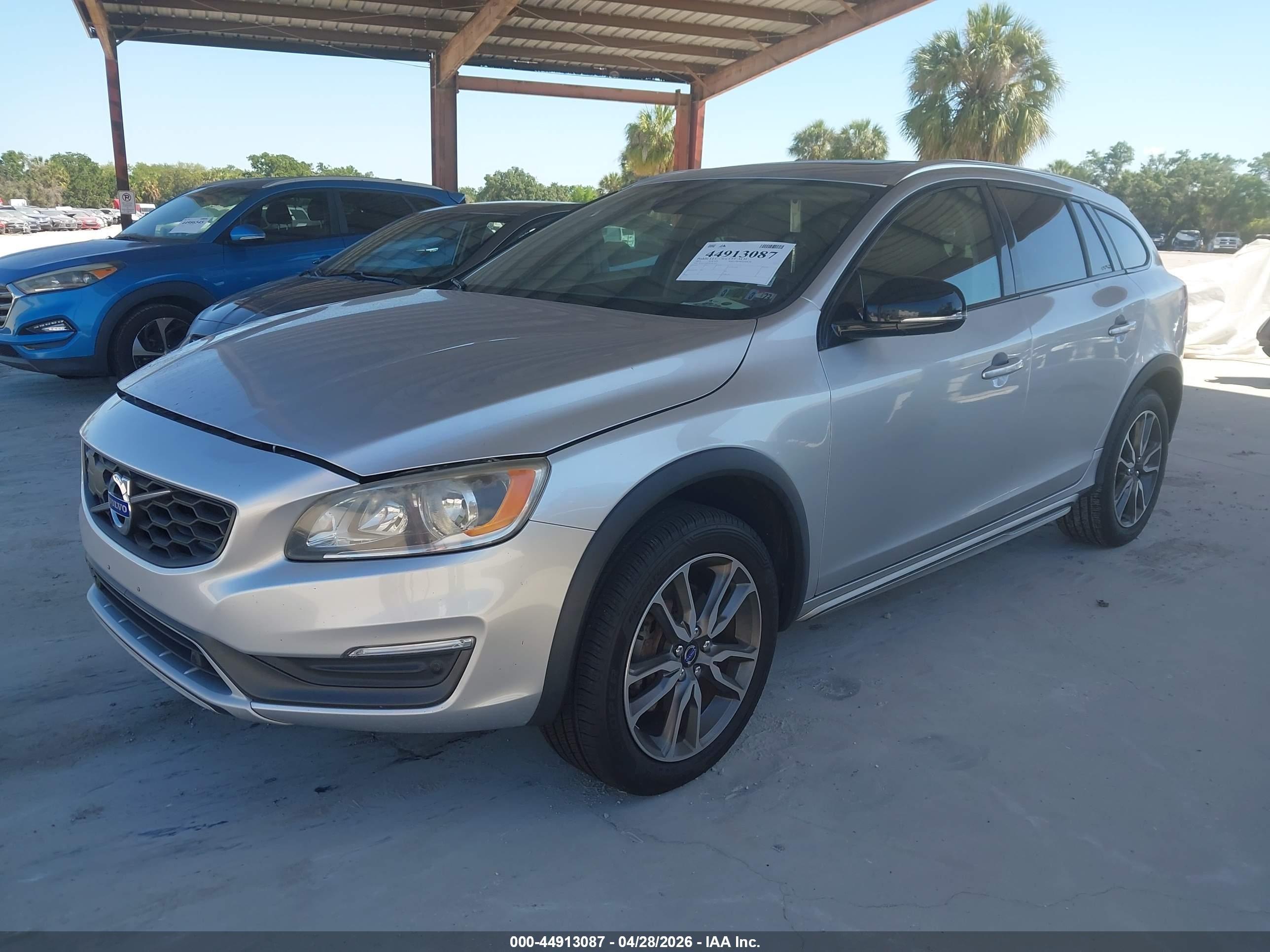 2015 Volvo V60 Cross Country T5 Silver vin: YV4612HK9F1001463
