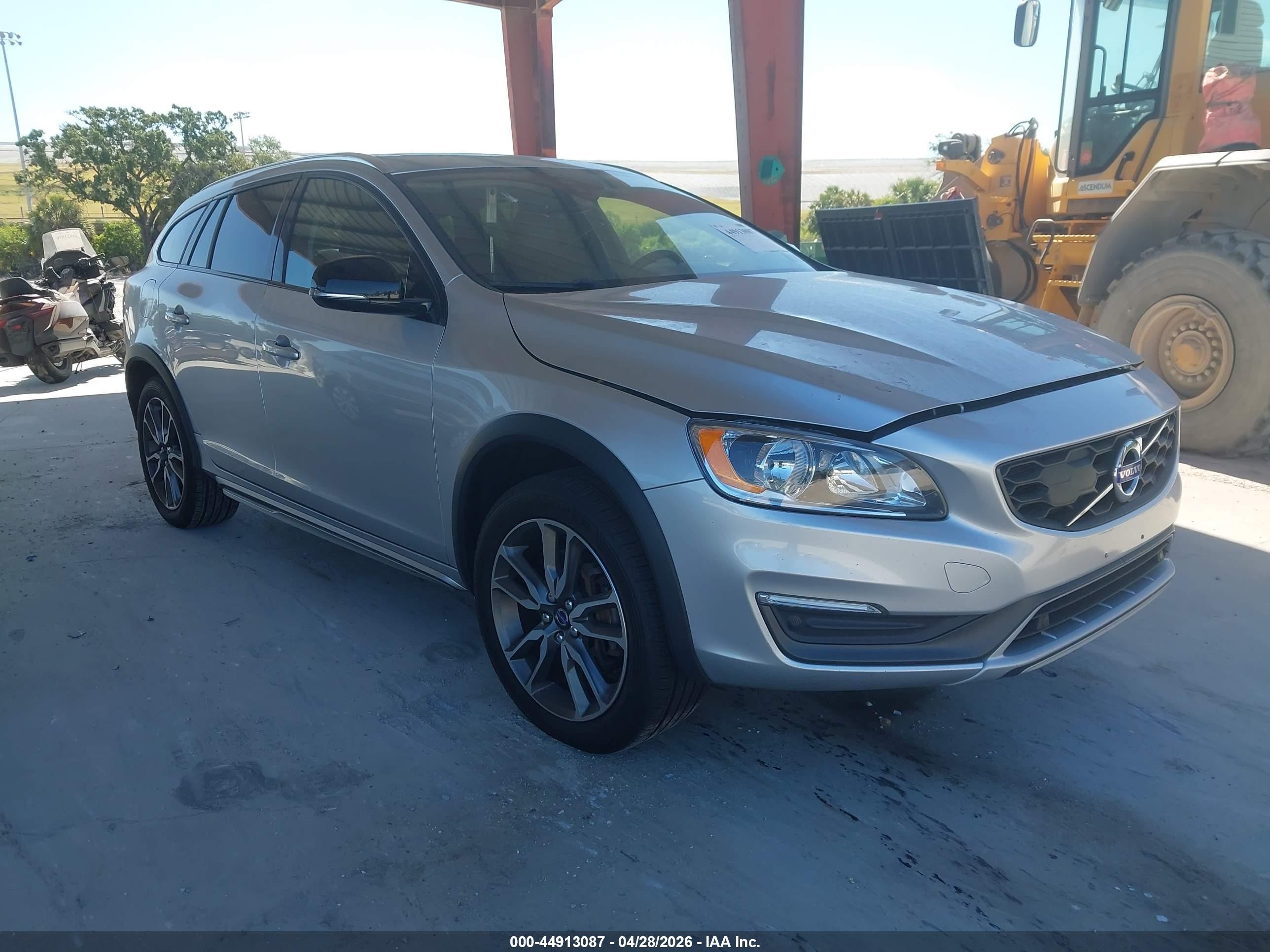 2015 Volvo V60 Cross Country T5 Silver vin: YV4612HK9F1001463