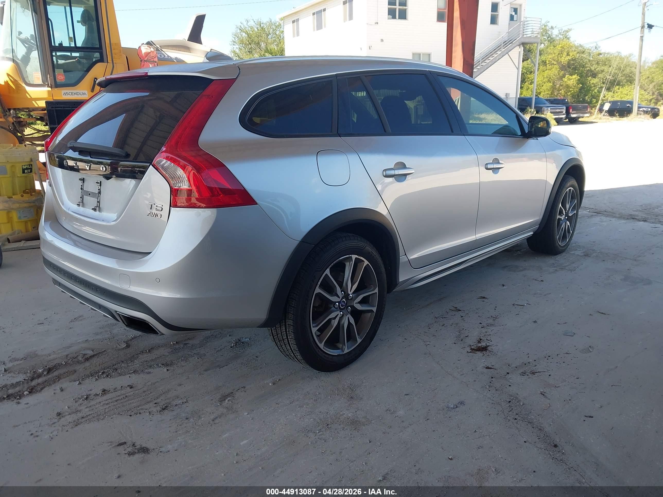 2015 Volvo V60 Cross Country T5 Silver vin: YV4612HK9F1001463