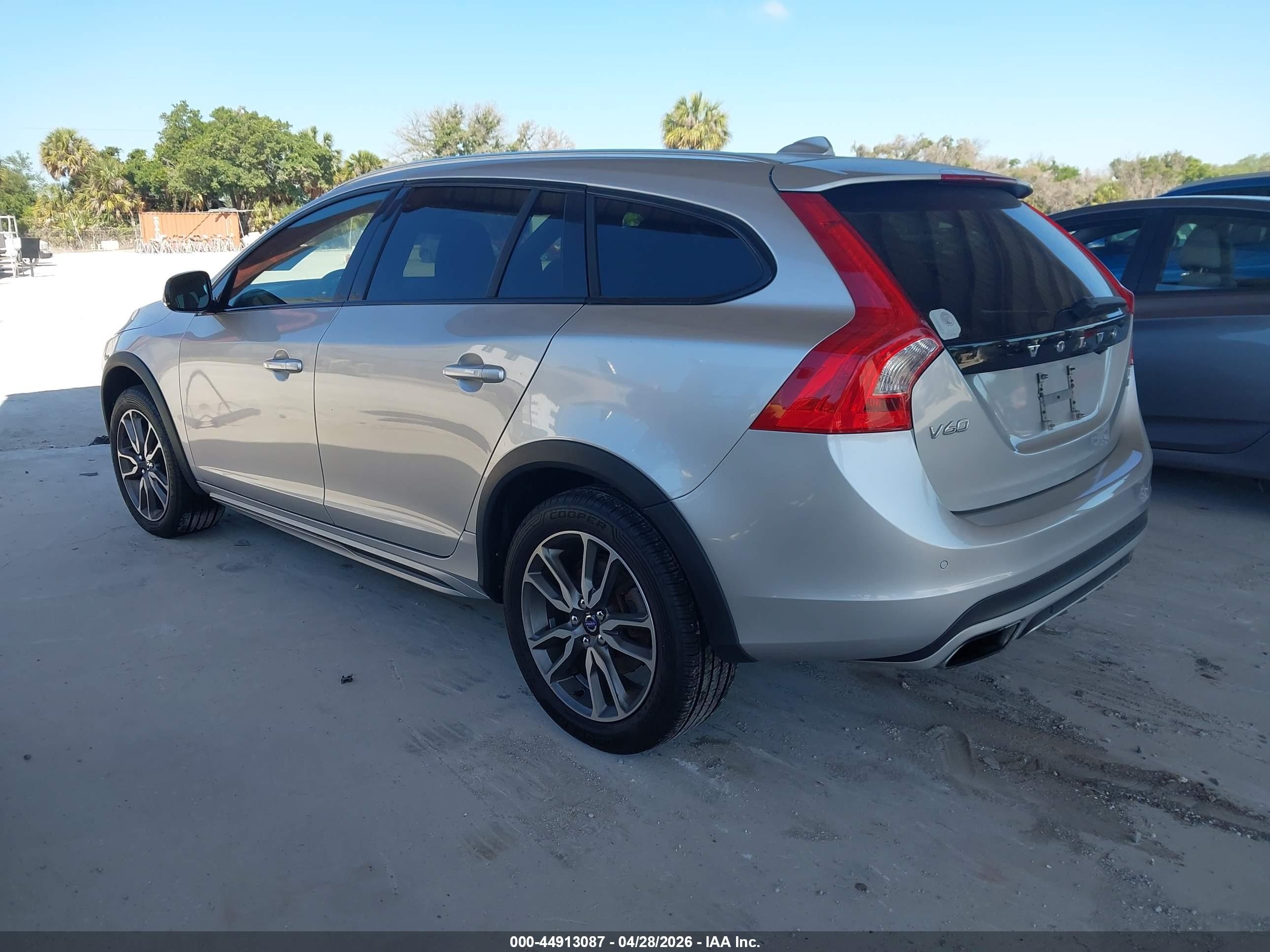 2015 Volvo V60 Cross Country T5 Silver vin: YV4612HK9F1001463