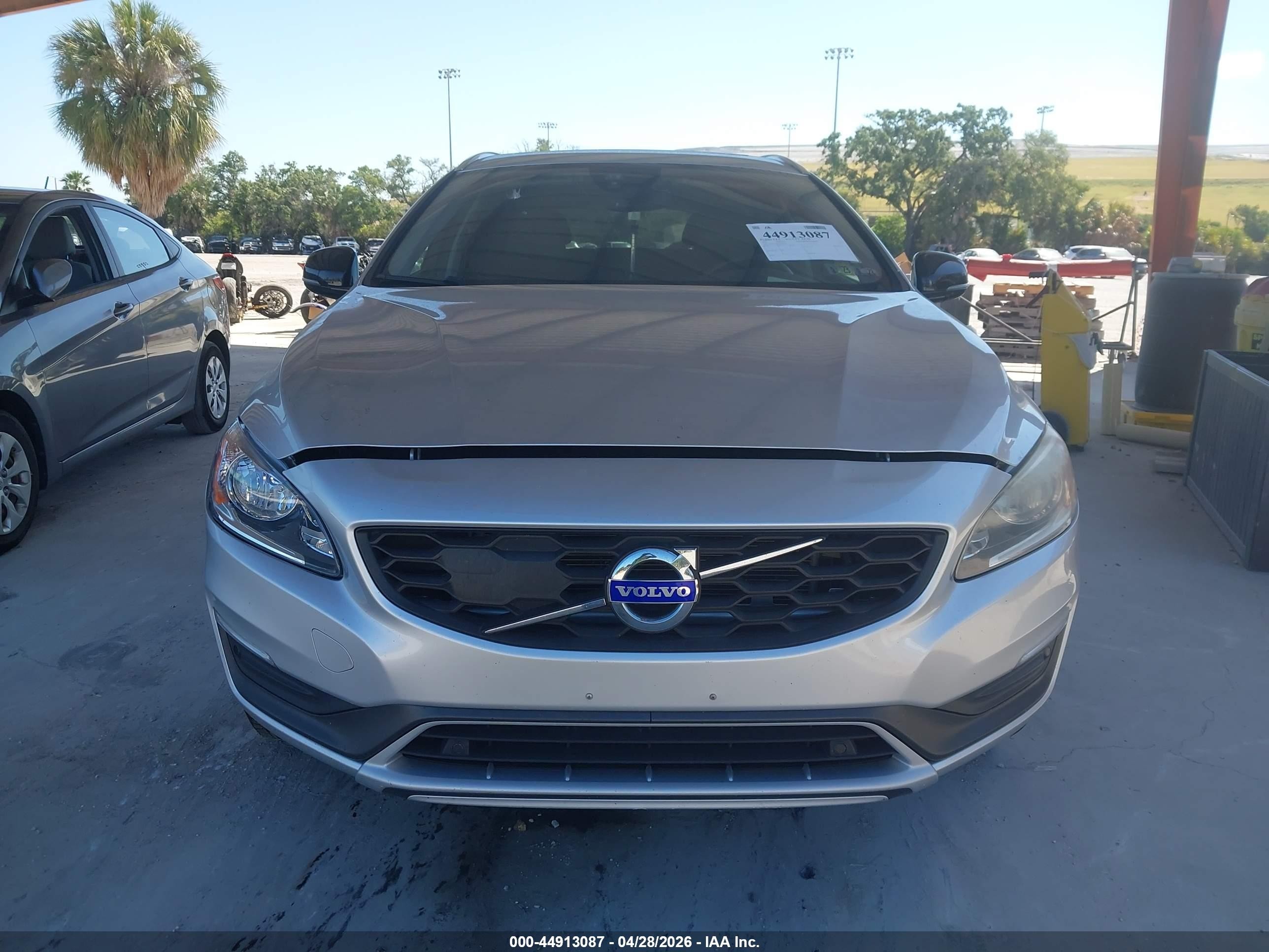 2015 Volvo V60 Cross Country T5 Silver vin: YV4612HK9F1001463