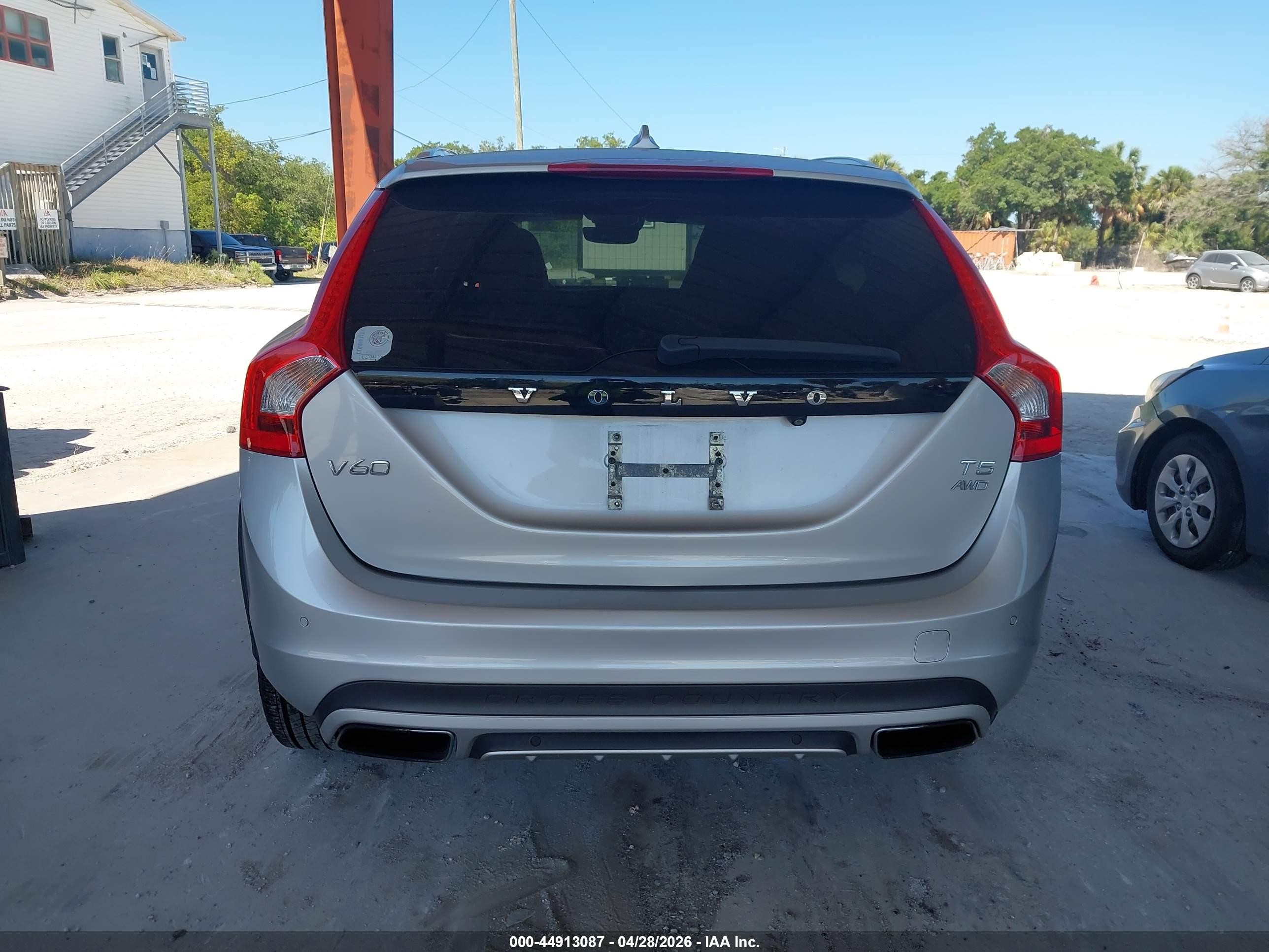 2015 Volvo V60 Cross Country T5 Silver vin: YV4612HK9F1001463