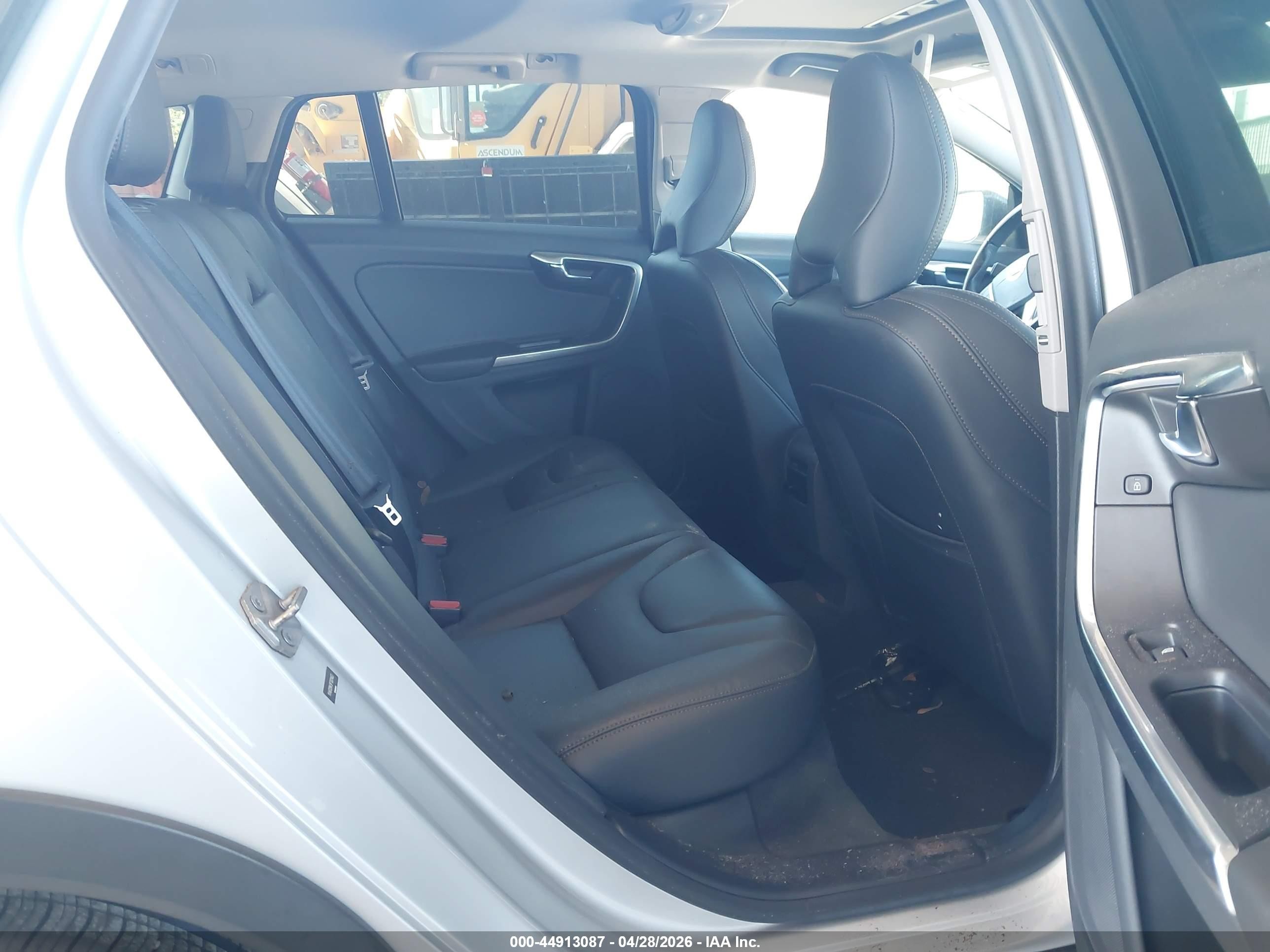 2015 Volvo V60 Cross Country T5 Silver vin: YV4612HK9F1001463