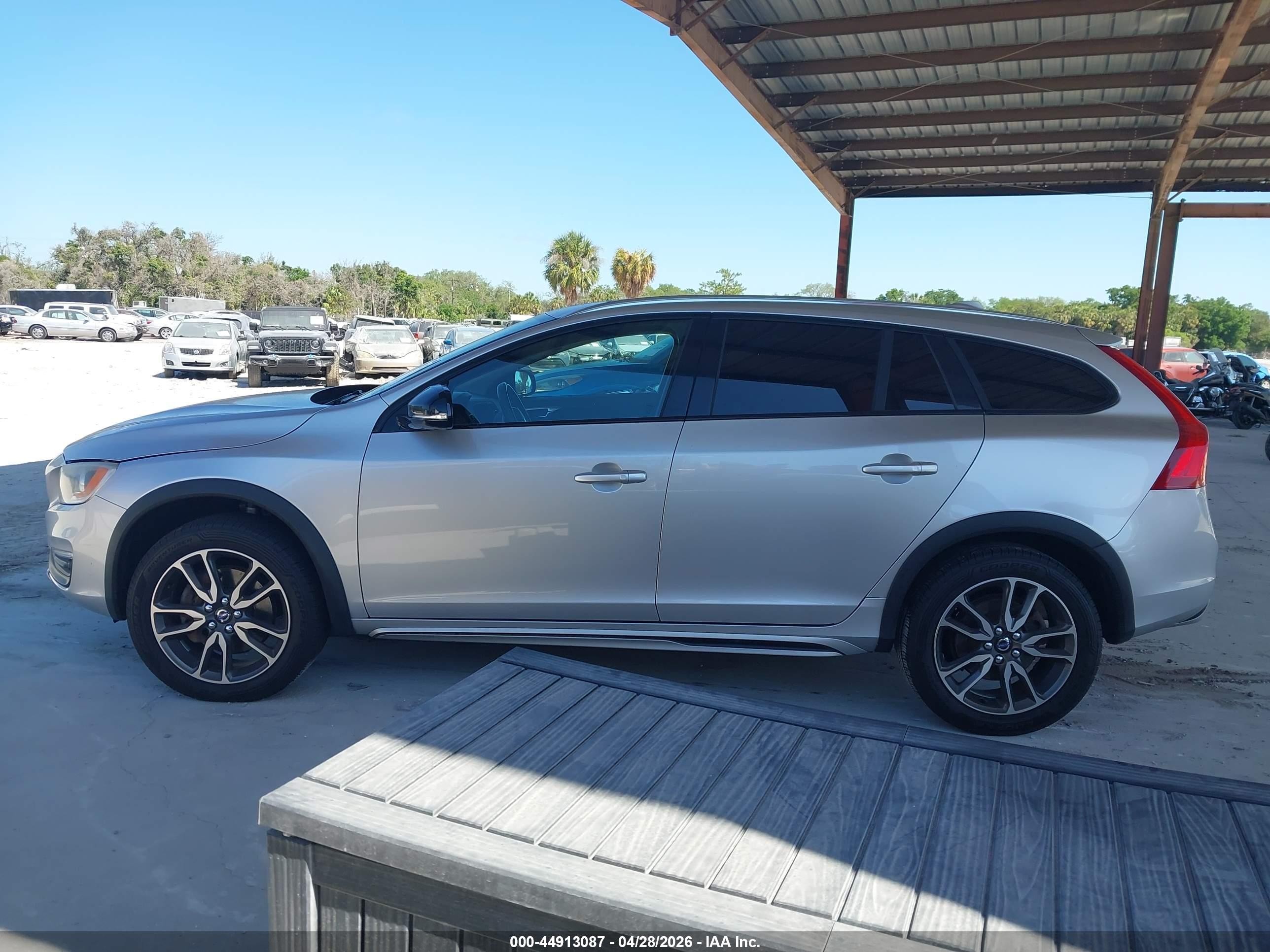 2015 Volvo V60 Cross Country T5 Silver vin: YV4612HK9F1001463