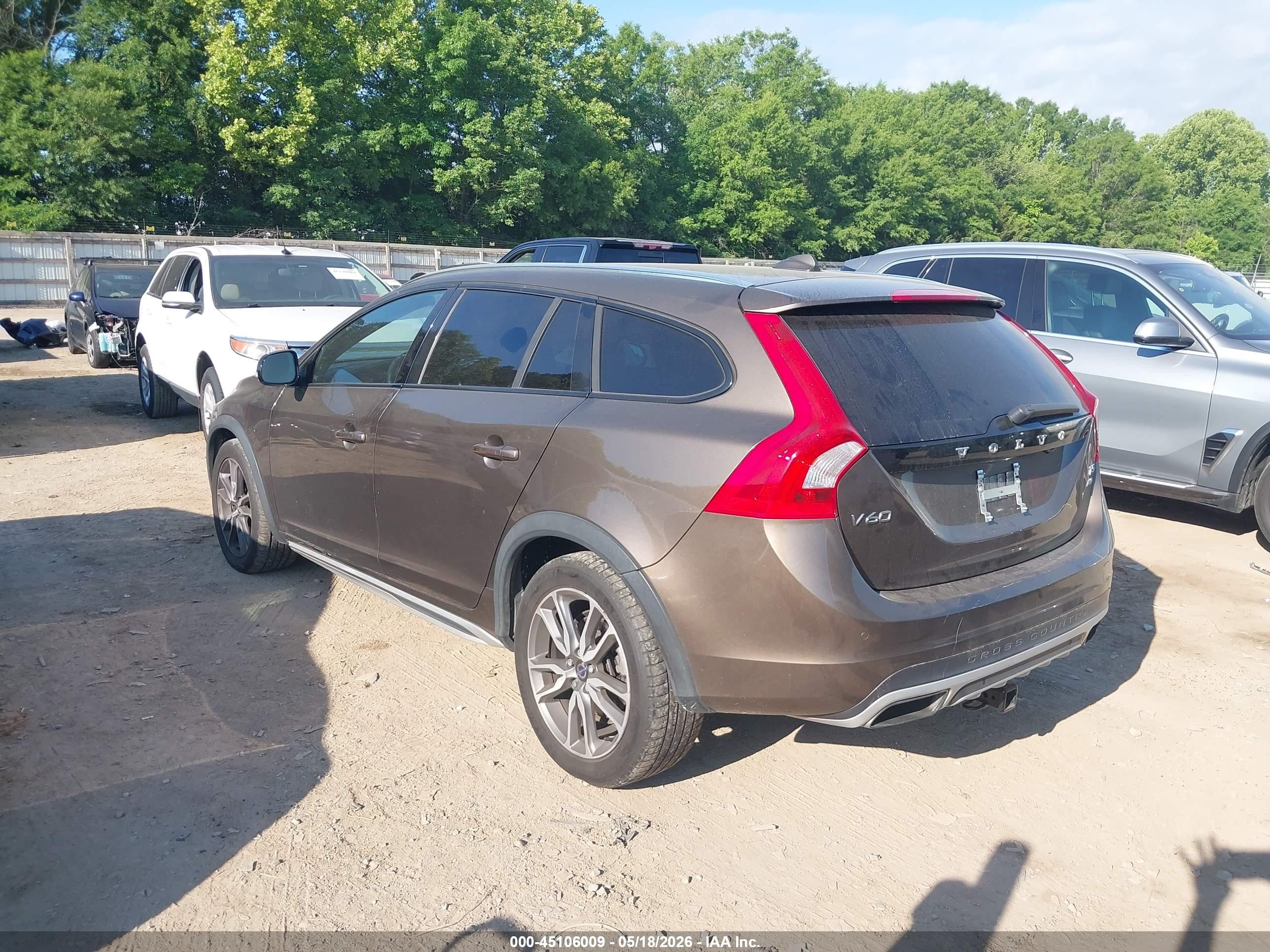 2015 Volvo V60 Cross Country T5 Platinum Gold vin: YV4612HM2F1002035