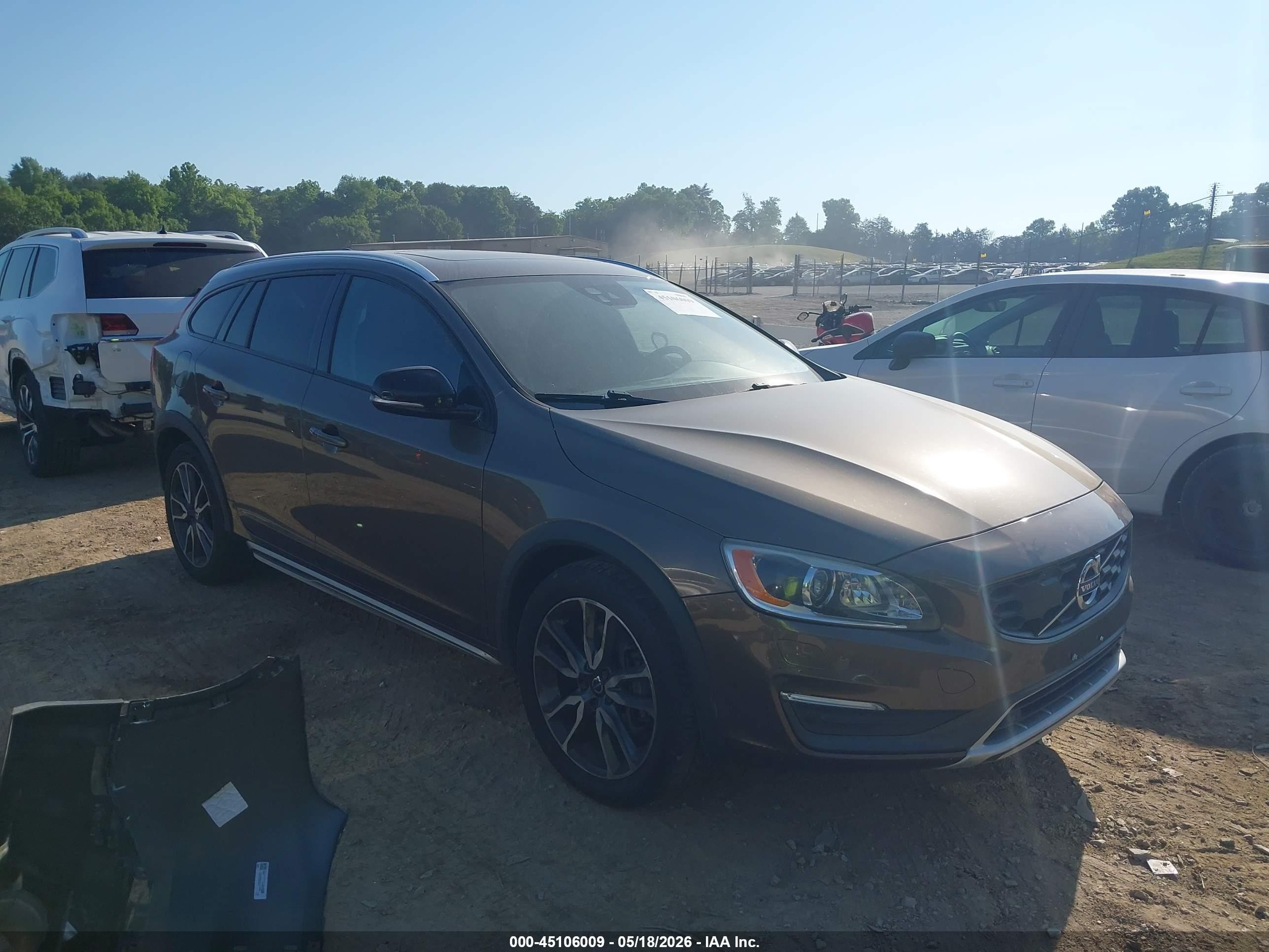 2015 Volvo V60 Cross Country T5 Platinum Gold vin: YV4612HM2F1002035