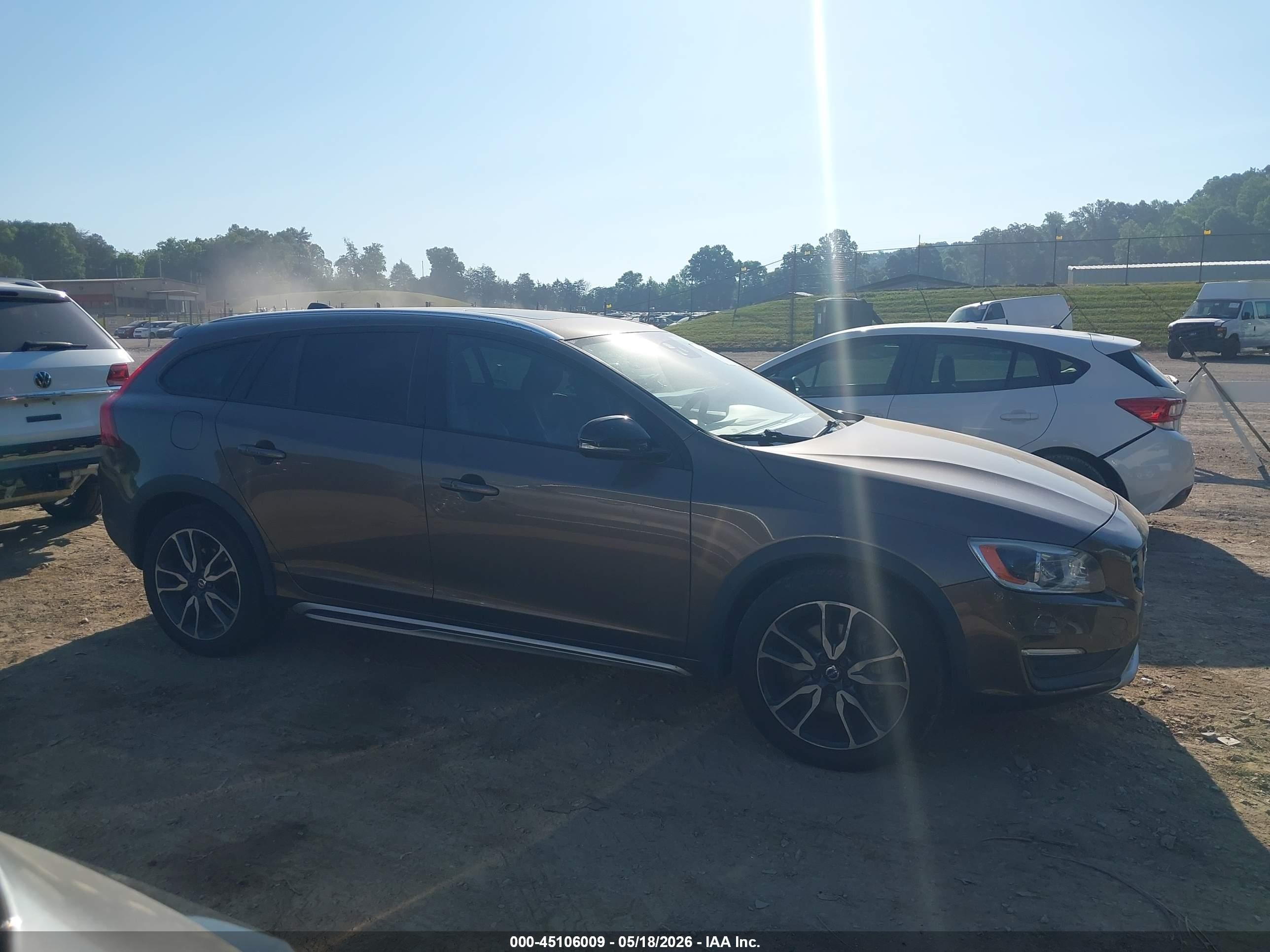 2015 Volvo V60 Cross Country T5 Platinum Gold vin: YV4612HM2F1002035