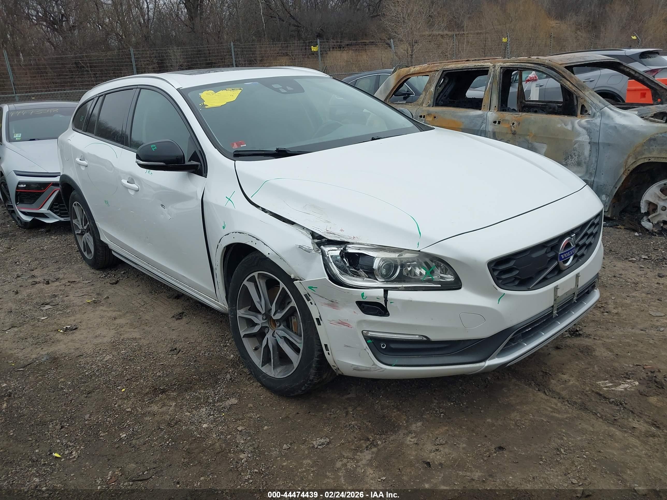 2015 Volvo V60 Cross Country T5 Platinum Белый vin: YV4612HM4F1000030
