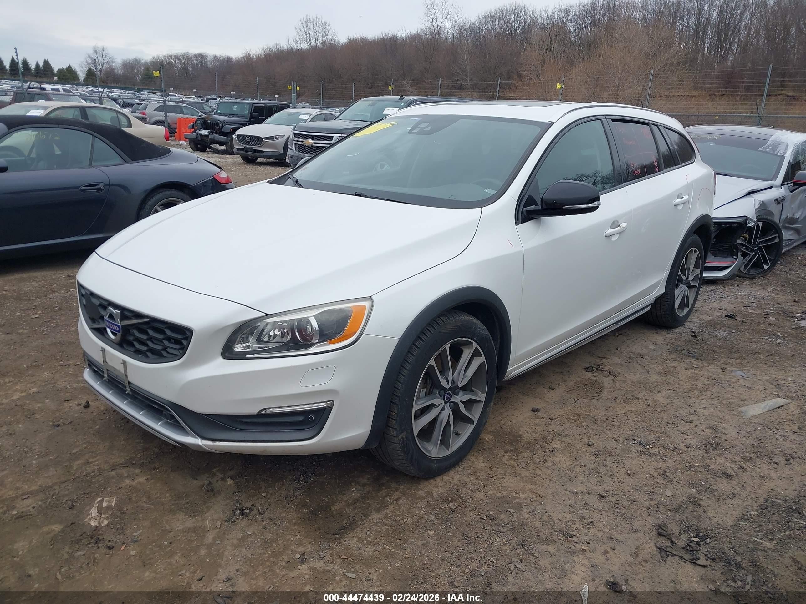 2015 Volvo V60 Cross Country T5 Platinum Белый vin: YV4612HM4F1000030