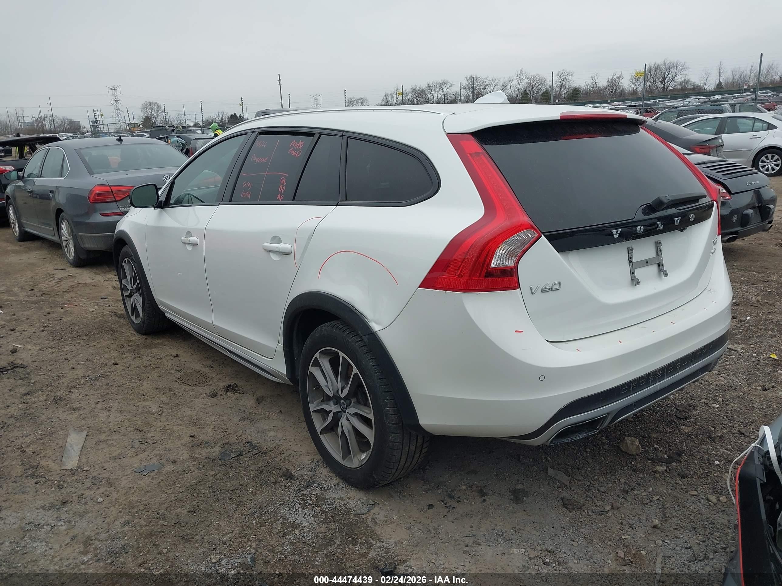 2015 Volvo V60 Cross Country T5 Platinum Белый vin: YV4612HM4F1000030