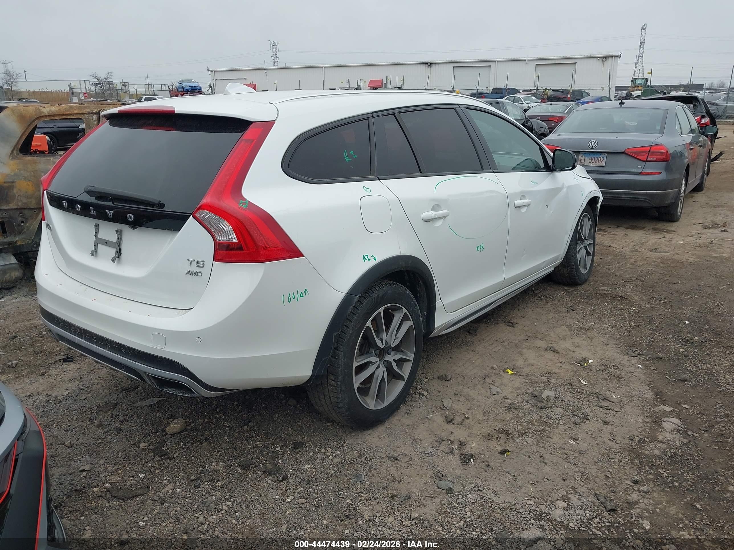 2015 Volvo V60 Cross Country T5 Platinum Белый vin: YV4612HM4F1000030
