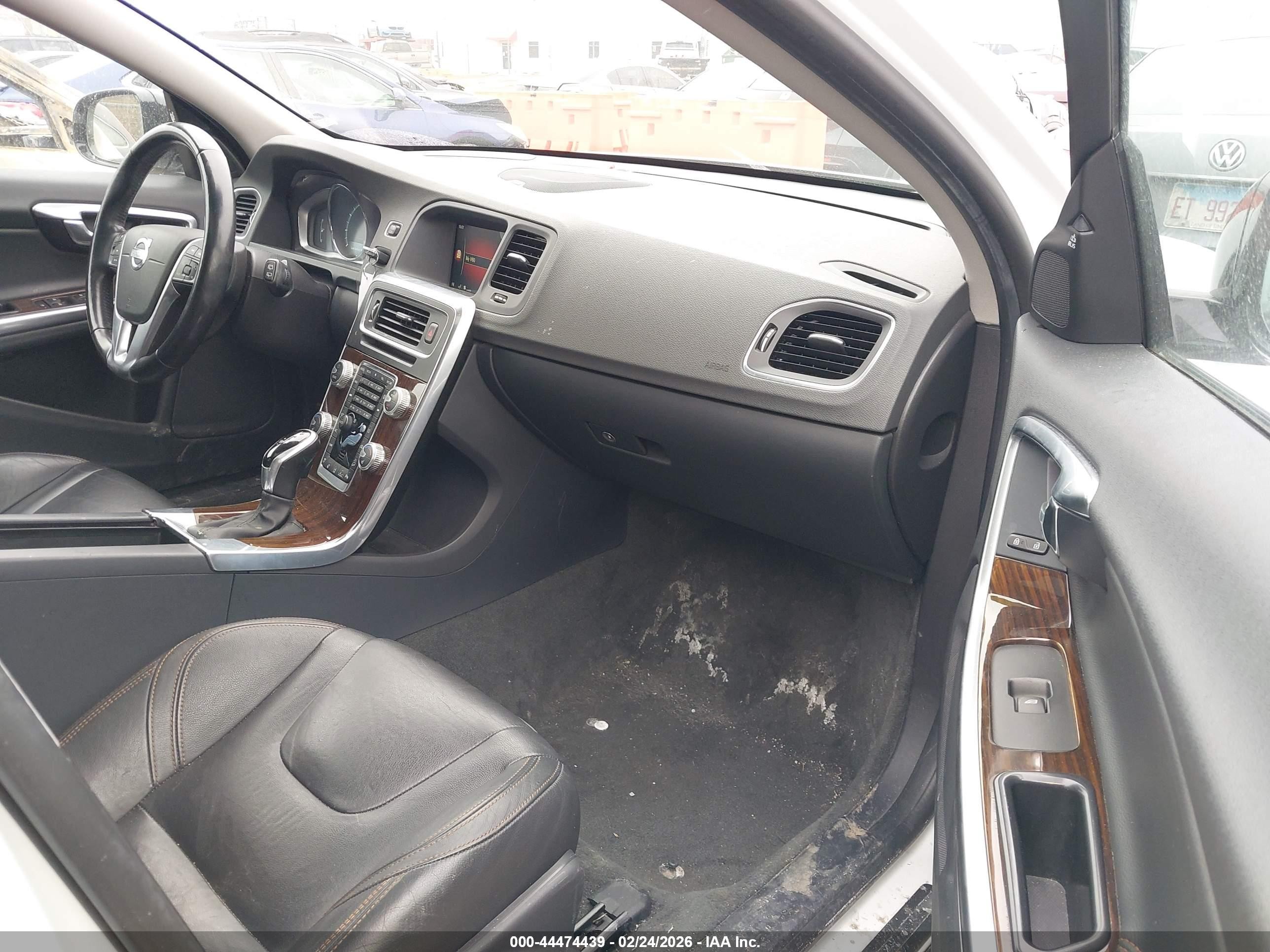 2015 Volvo V60 Cross Country T5 Platinum Белый vin: YV4612HM4F1000030