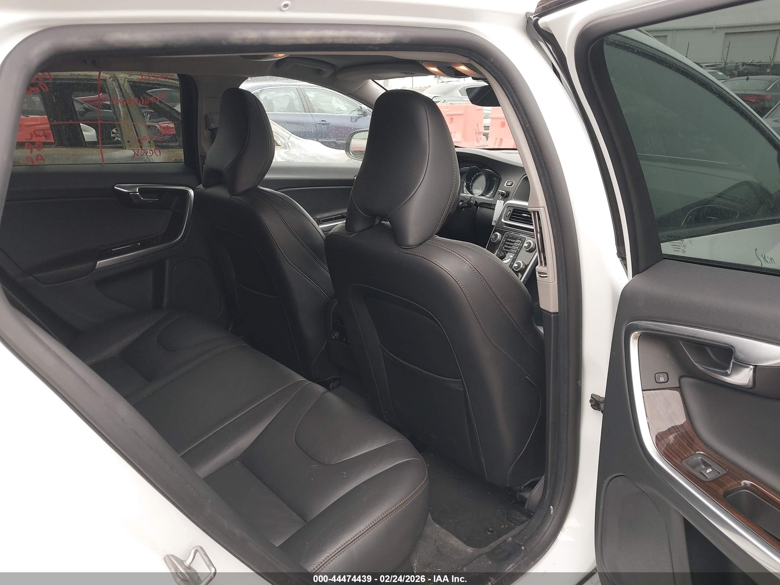 2015 Volvo V60 Cross Country T5 Platinum Белый vin: YV4612HM4F1000030