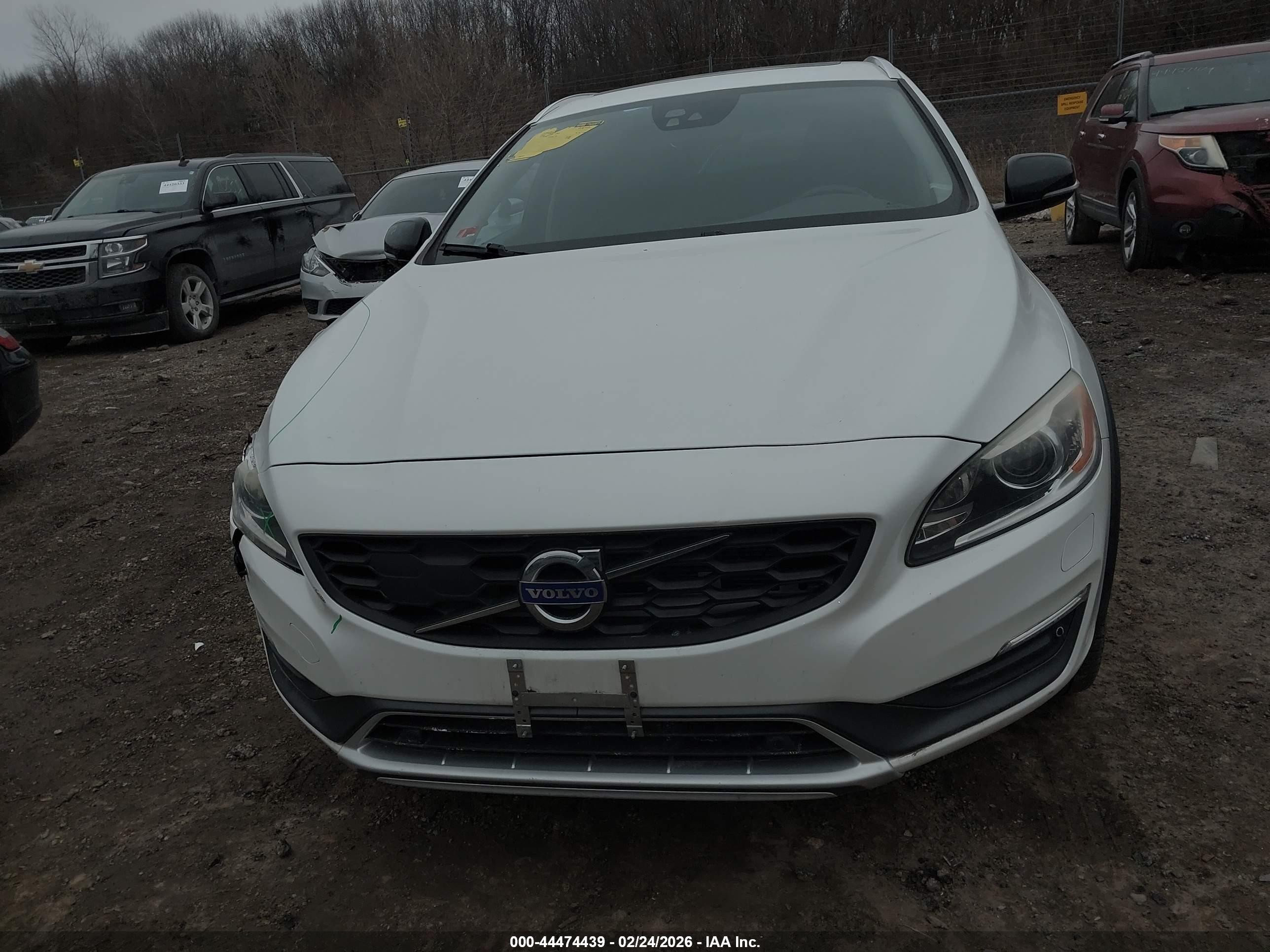 2015 Volvo V60 Cross Country T5 Platinum Белый vin: YV4612HM4F1000030