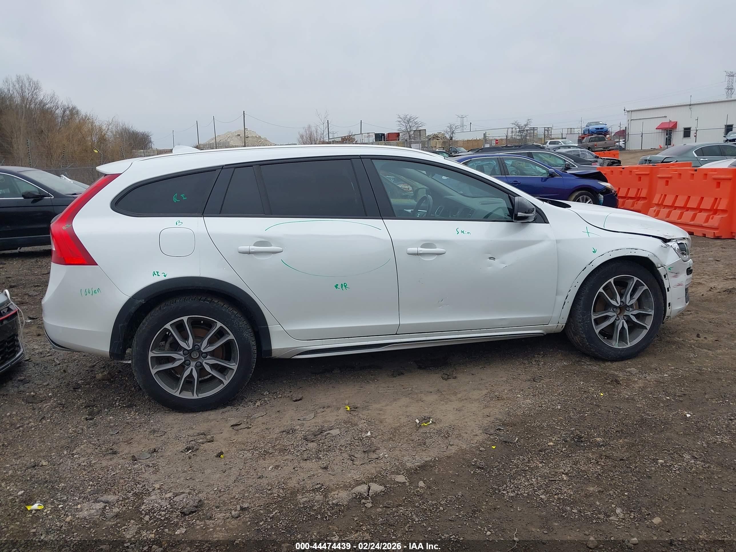 2015 Volvo V60 Cross Country T5 Platinum Белый vin: YV4612HM4F1000030
