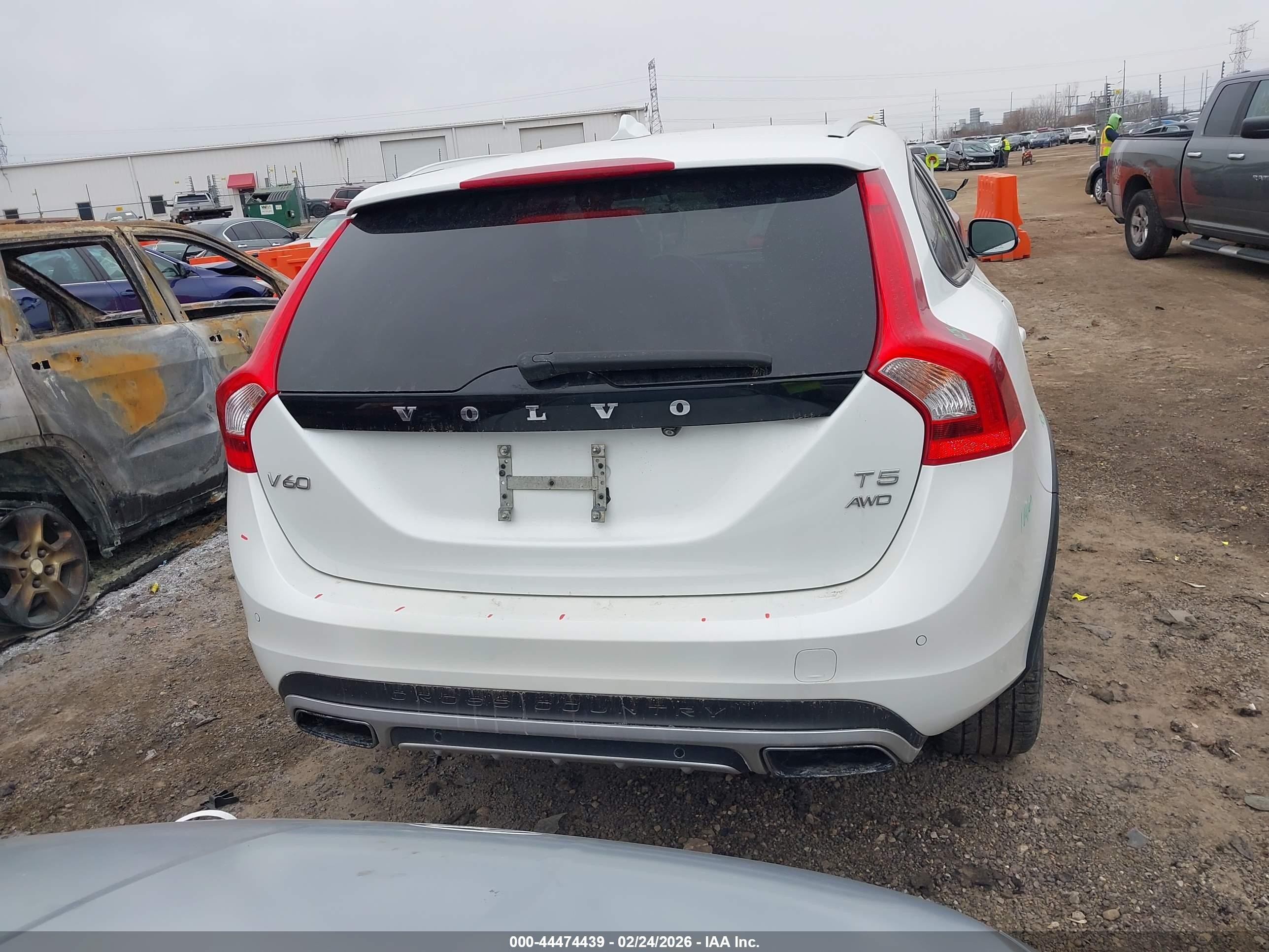 2015 Volvo V60 Cross Country T5 Platinum Белый vin: YV4612HM4F1000030