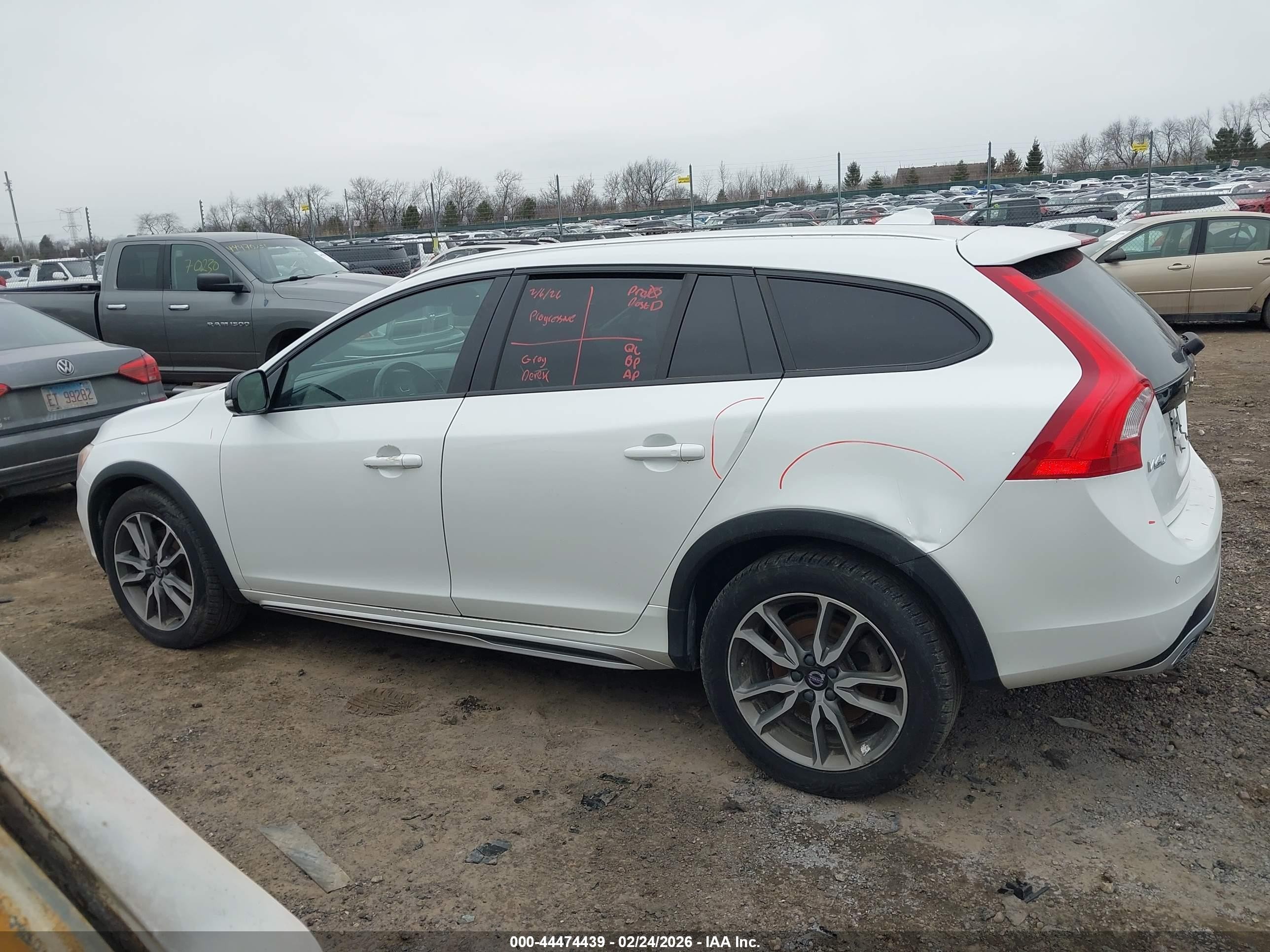 2015 Volvo V60 Cross Country T5 Platinum Белый vin: YV4612HM4F1000030