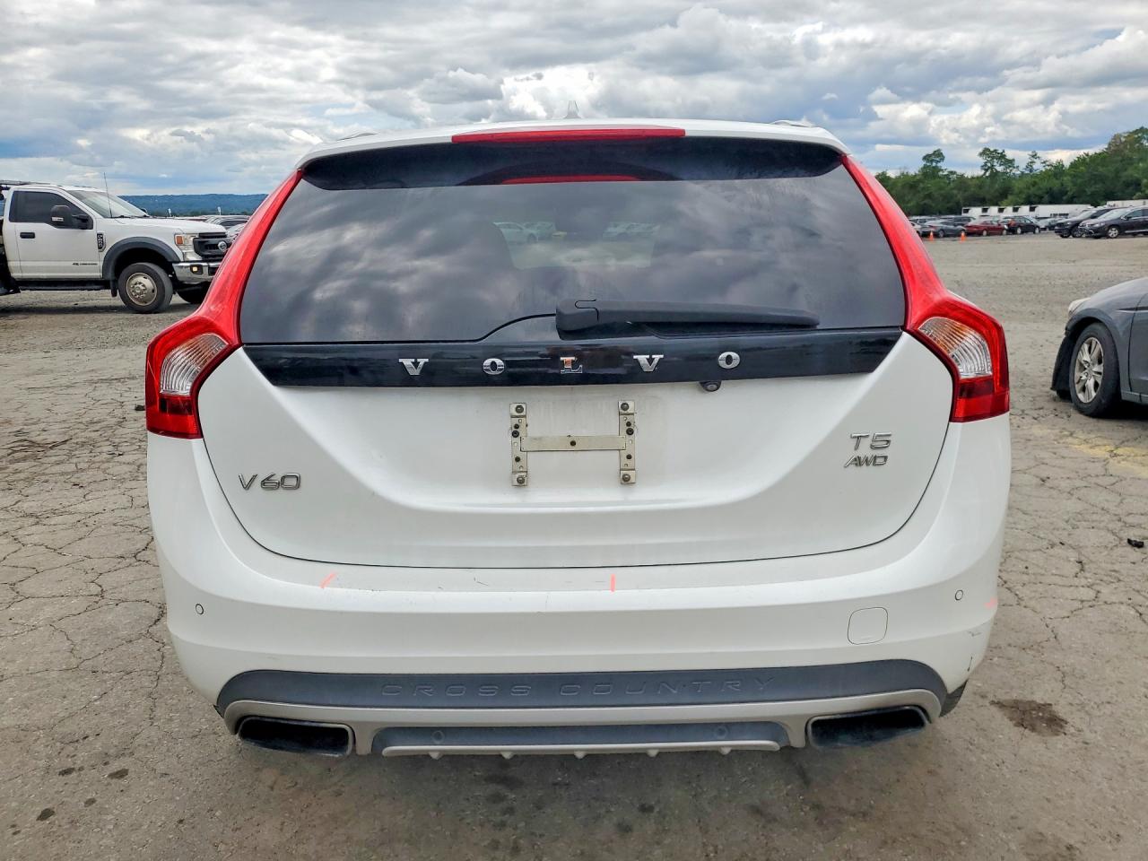 2015 Volvo V60 Cross Country Platinum Белый vin: YV4612HM5F1000893