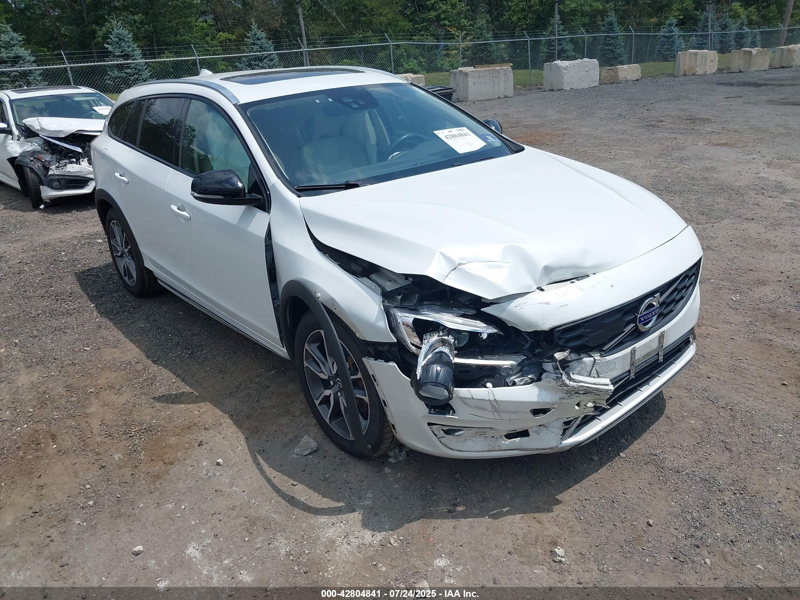 2015 Volvo V60 Cross Country T5 Platinum White vin: YV4612HM5F1001865