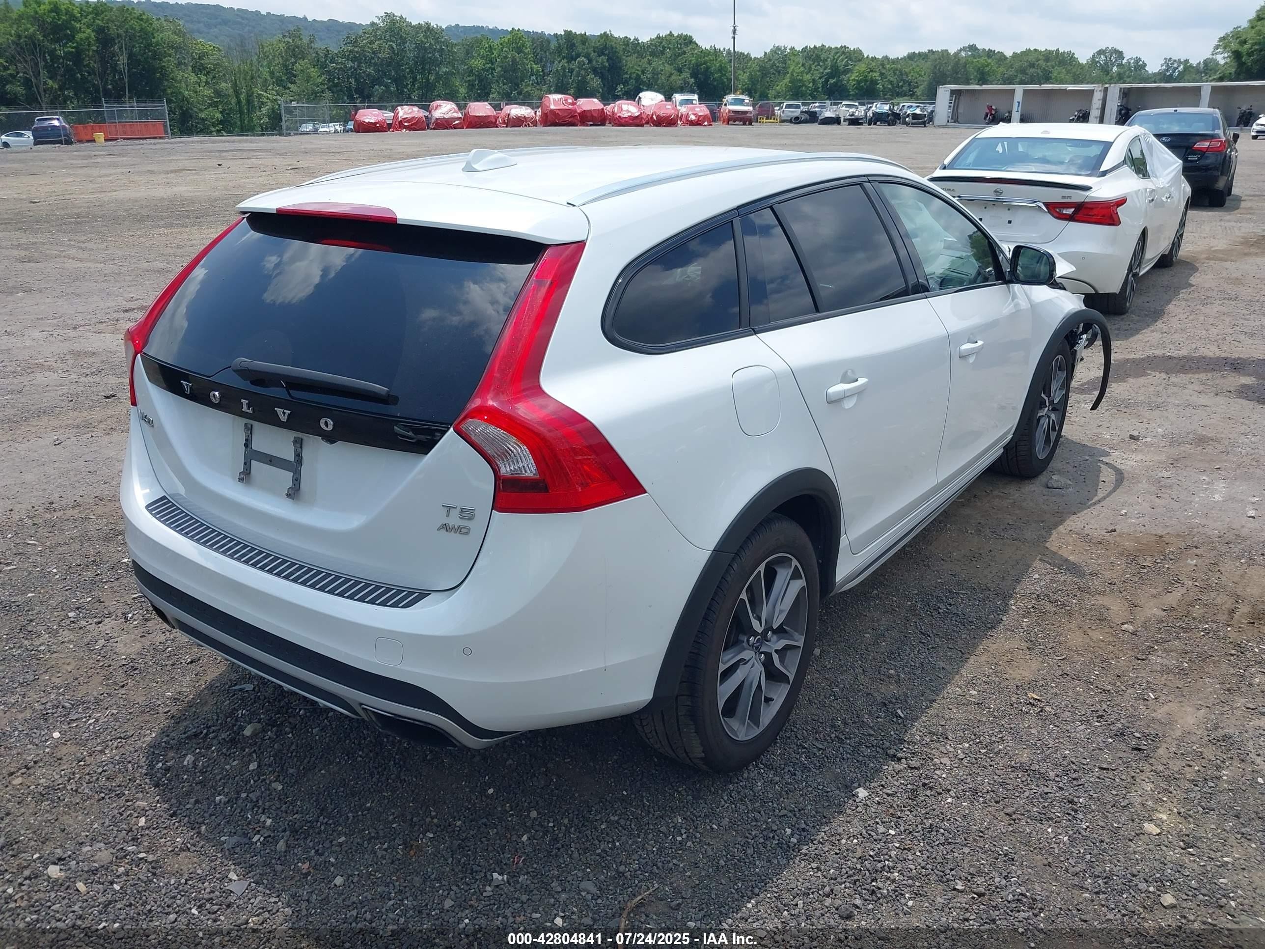 2015 Volvo V60 Cross Country T5 Platinum White vin: YV4612HM5F1001865