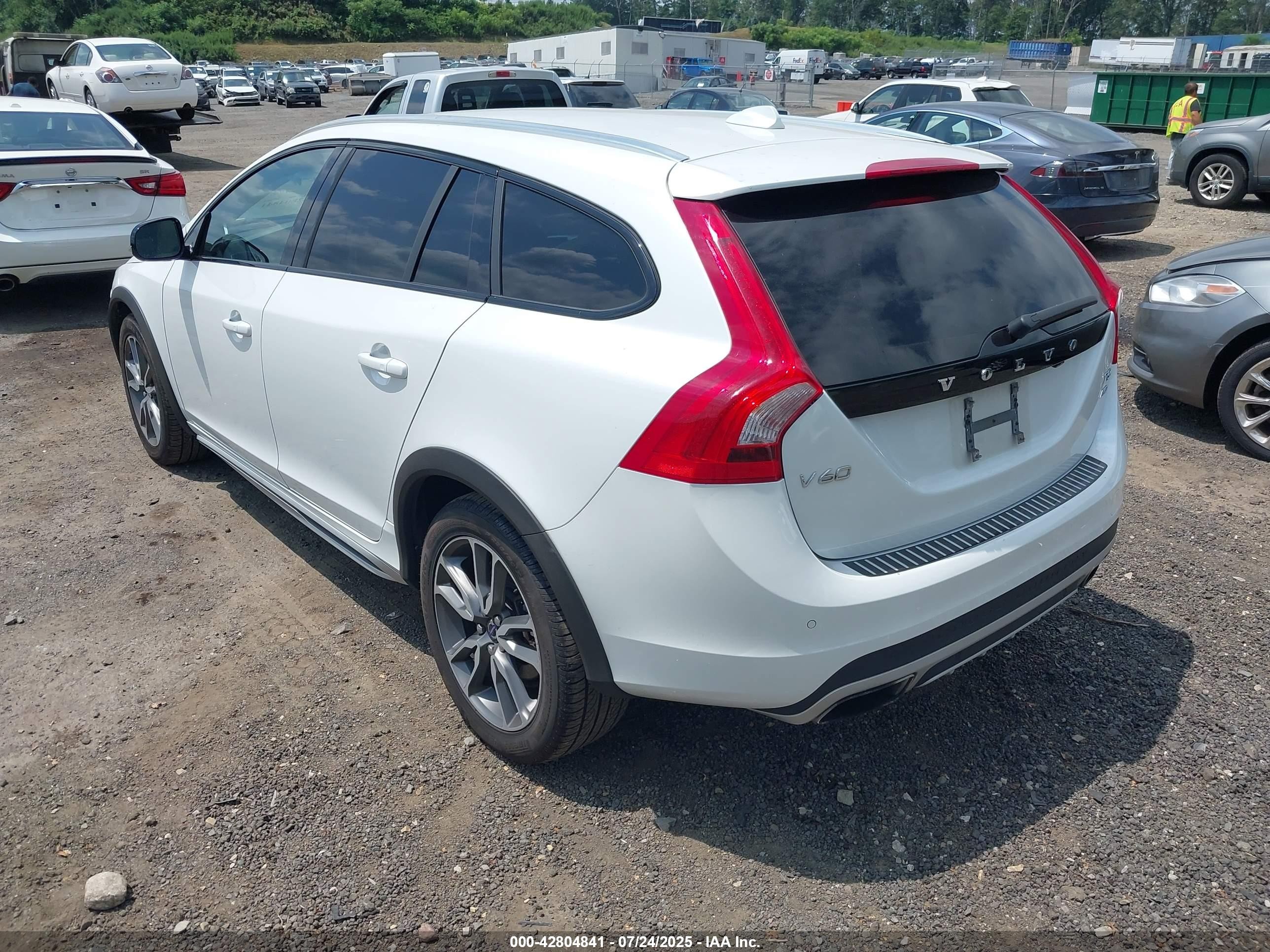 2015 Volvo V60 Cross Country T5 Platinum White vin: YV4612HM5F1001865