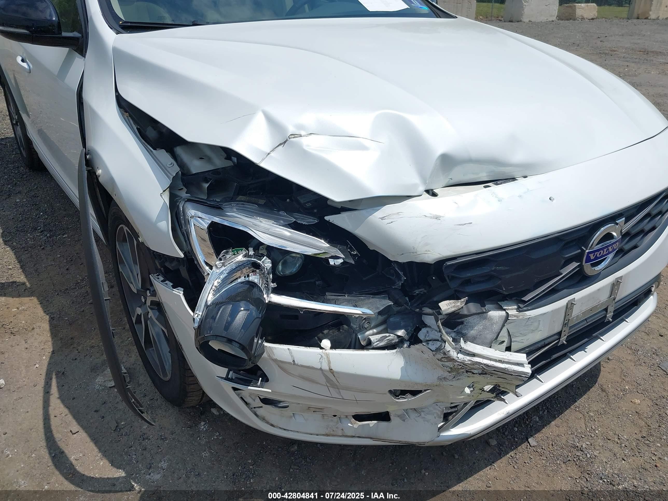 2015 Volvo V60 Cross Country T5 Platinum White vin: YV4612HM5F1001865