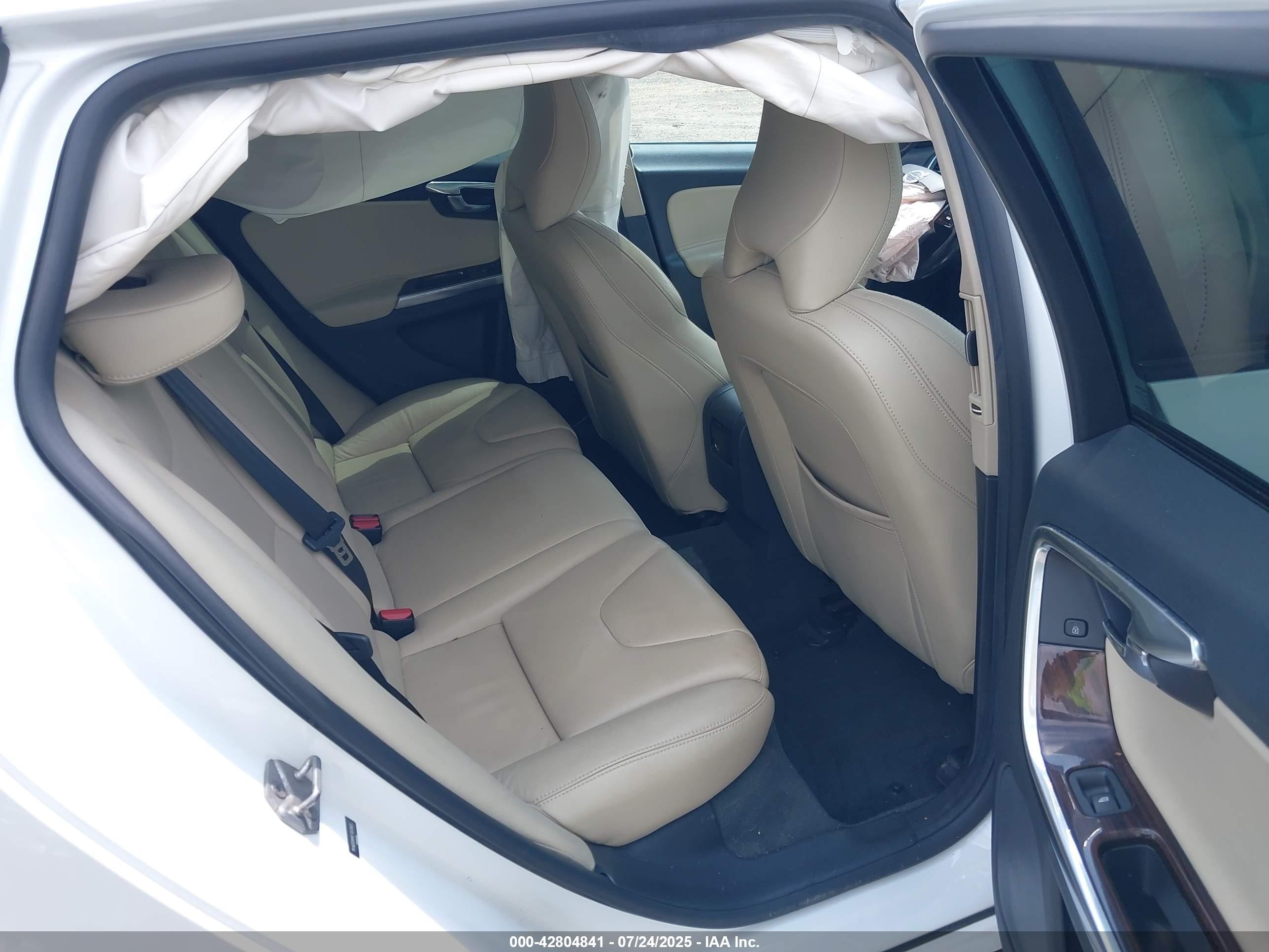 2015 Volvo V60 Cross Country T5 Platinum White vin: YV4612HM5F1001865