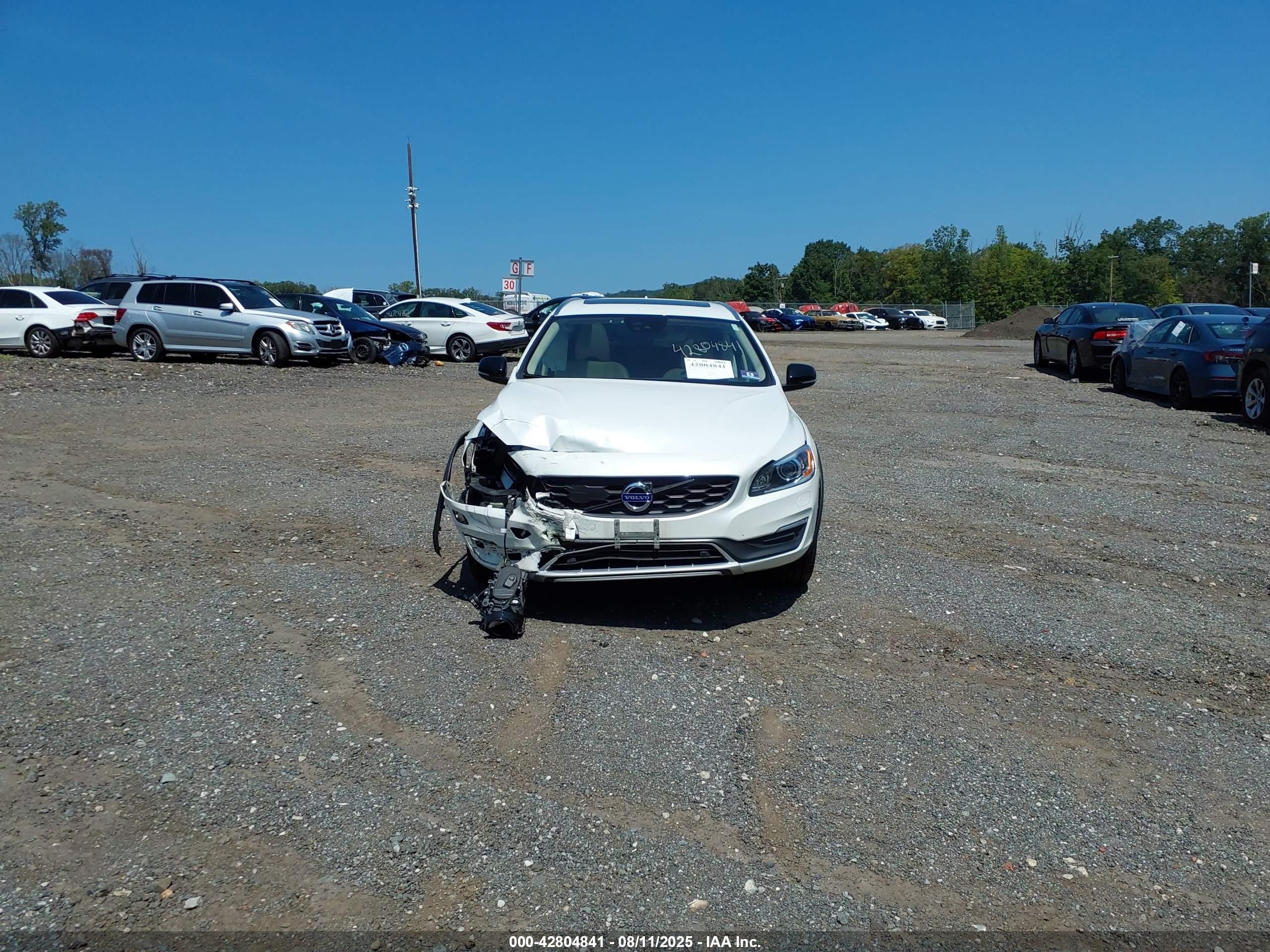 2015 Volvo V60 Cross Country T5 Platinum White vin: YV4612HM5F1001865