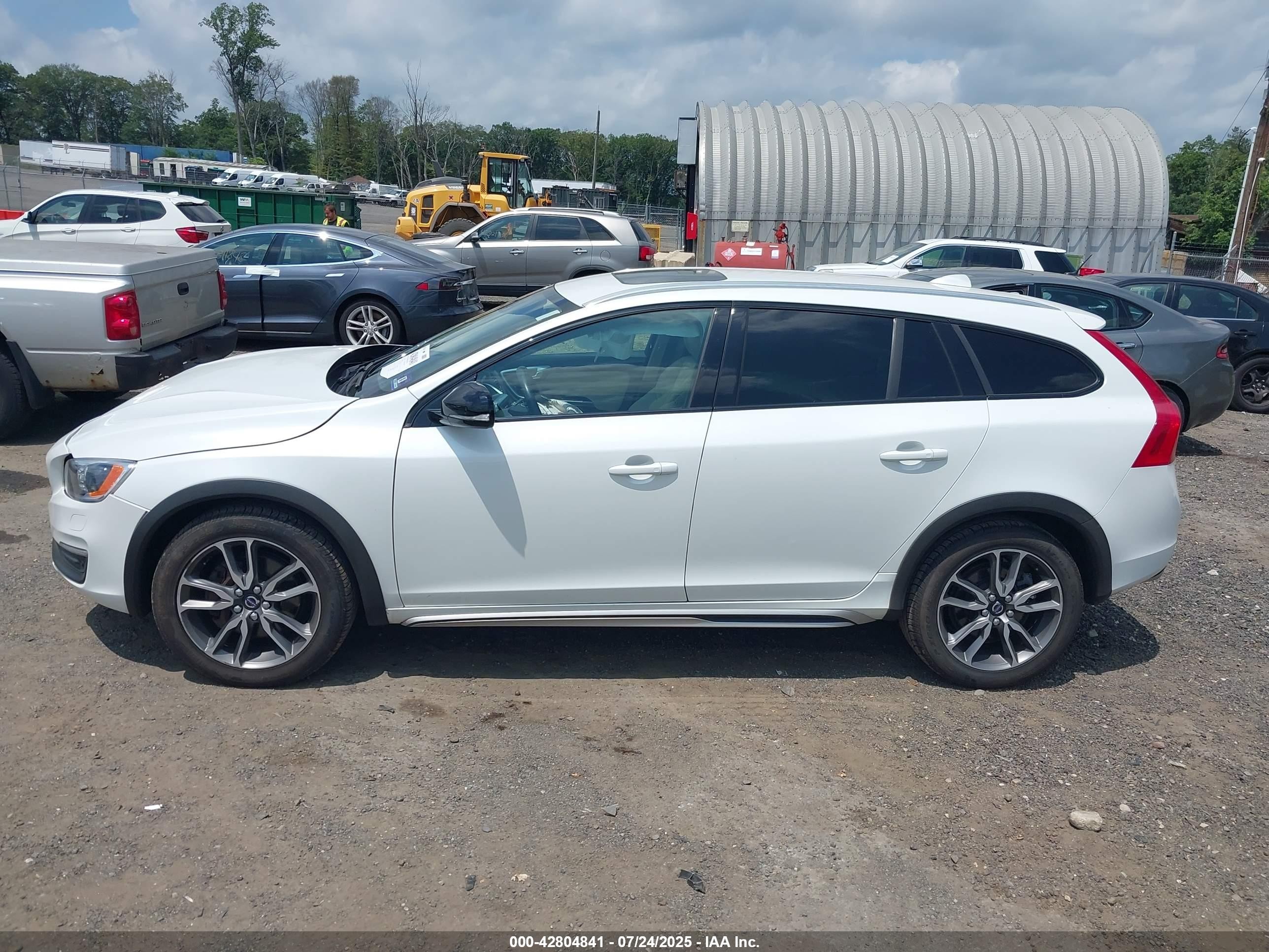 2015 Volvo V60 Cross Country T5 Platinum White vin: YV4612HM5F1001865