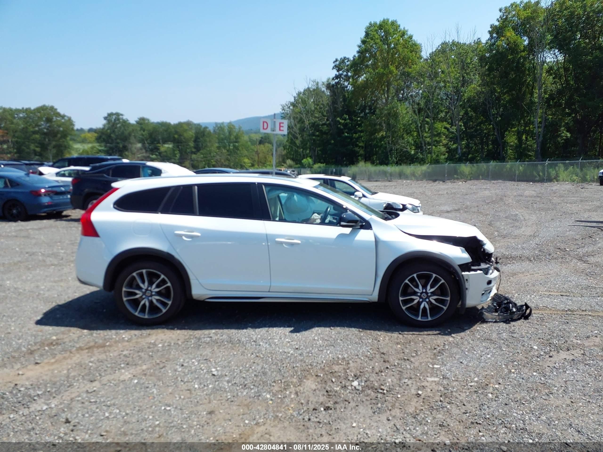 2015 Volvo V60 Cross Country T5 Platinum White vin: YV4612HM5F1001865