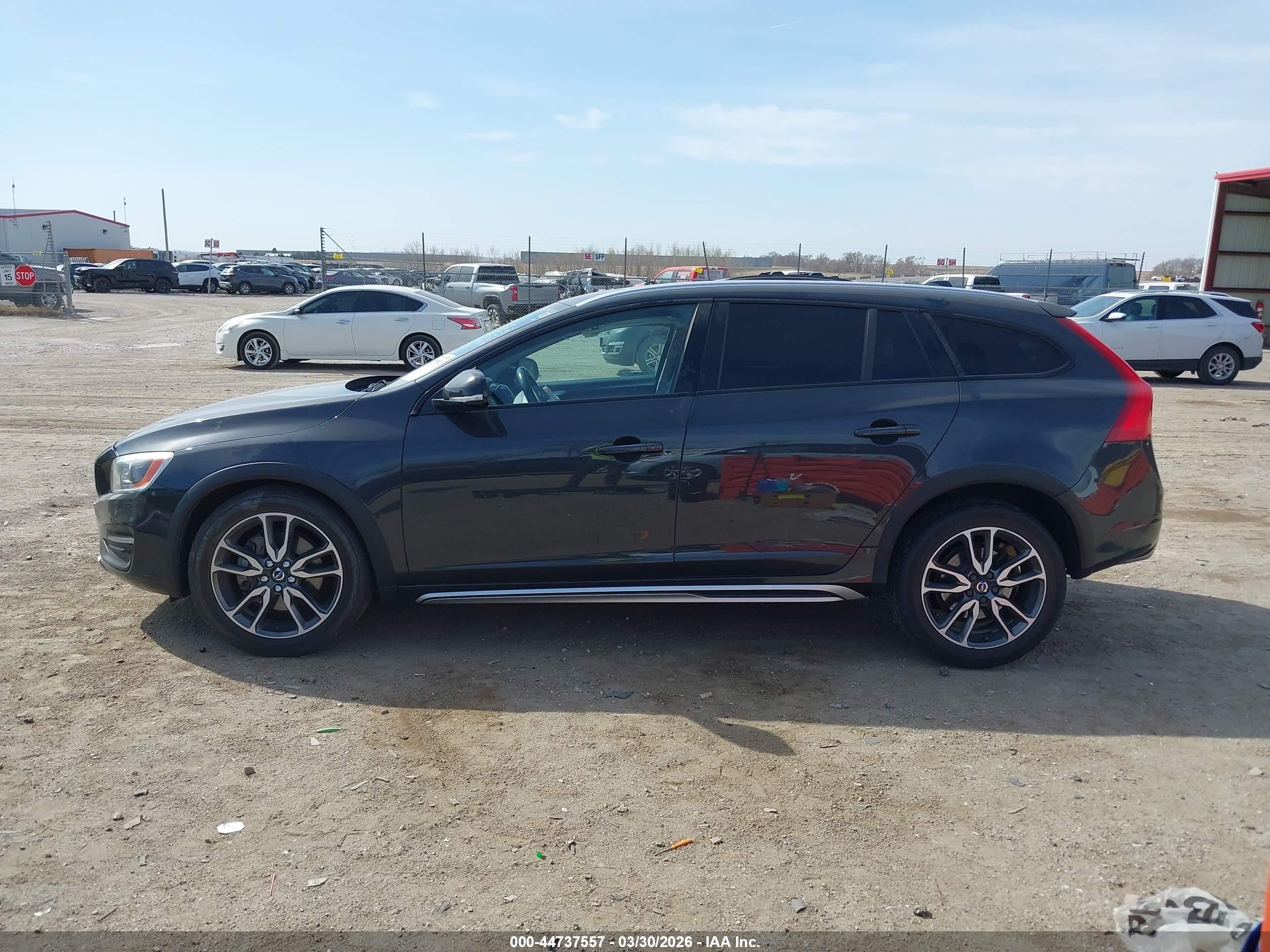 2015 Volvo V60 Cross Country T5 Platinum Gray vin: YV4612HM8F1001228