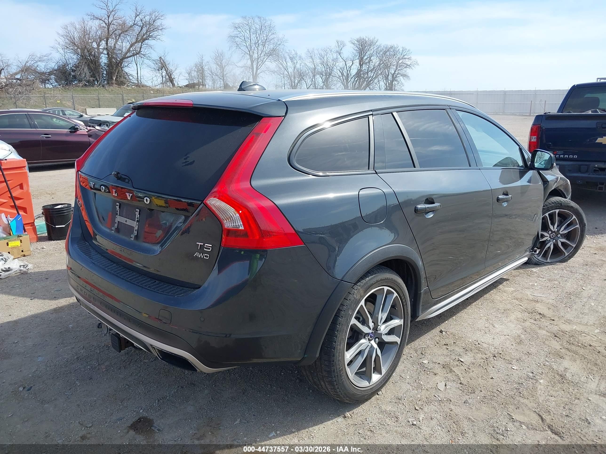 2015 Volvo V60 Cross Country T5 Platinum Gray vin: YV4612HM8F1001228