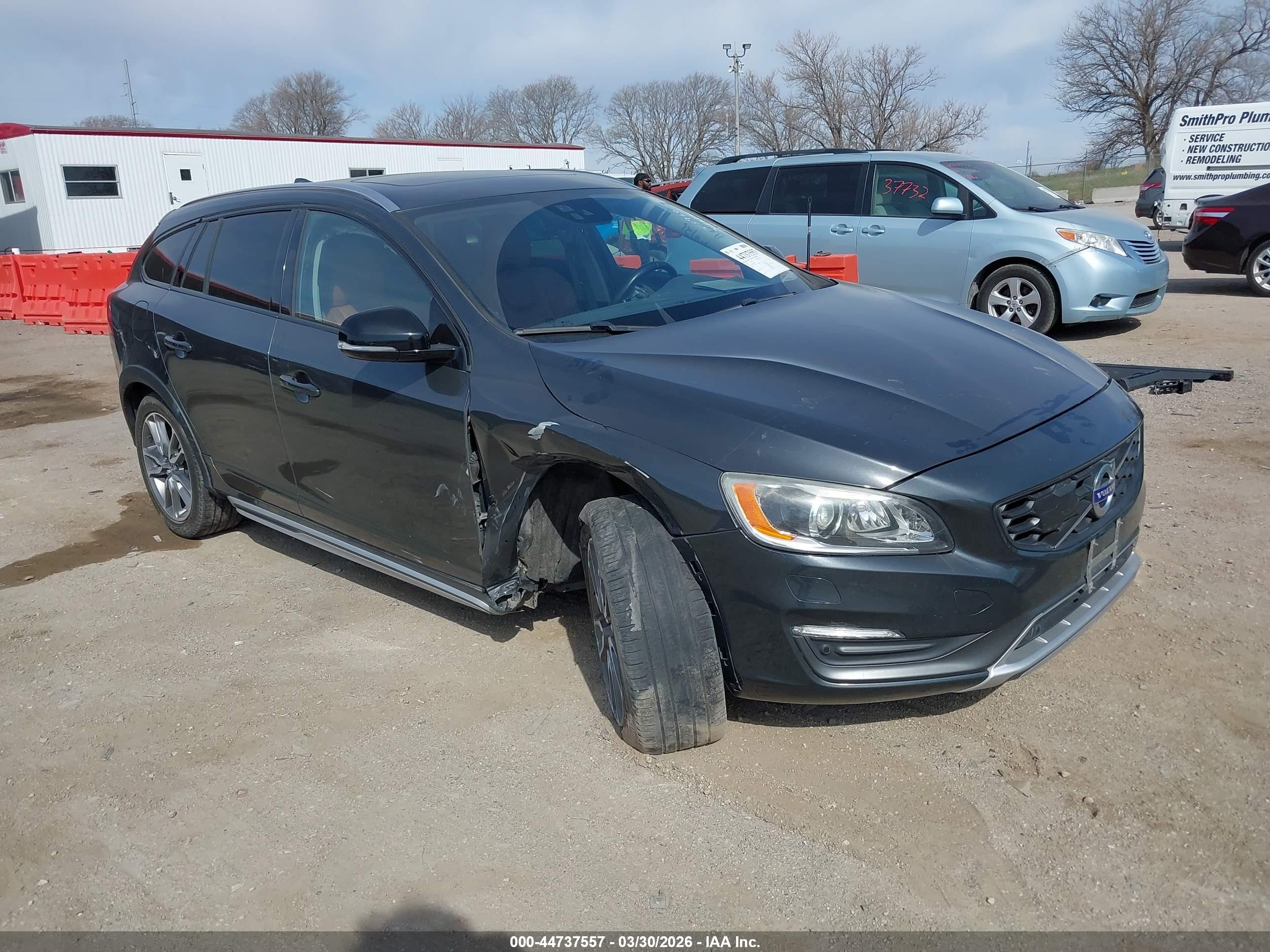 2015 Volvo V60 Cross Country T5 Platinum Gray vin: YV4612HM8F1001228