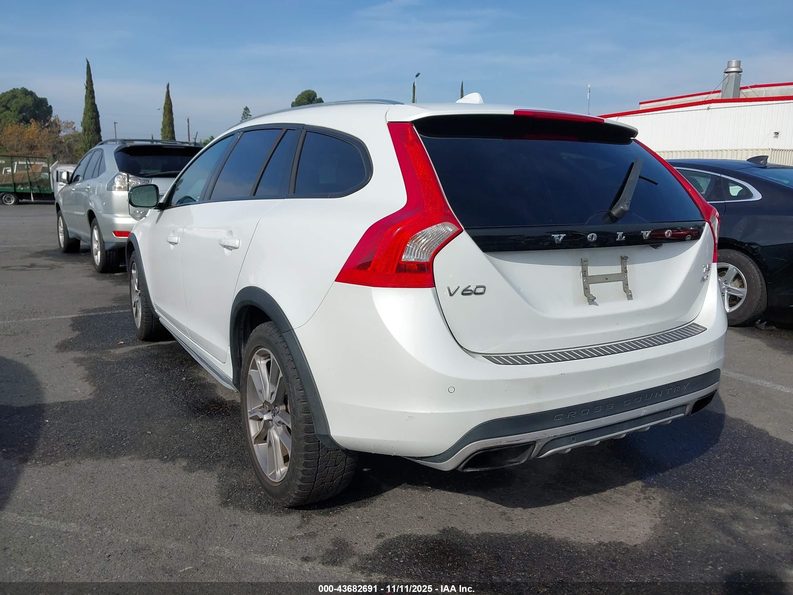 2015 Volvo V60 Cross Country T5 Platinum White vin: YV4612HMXF1001828