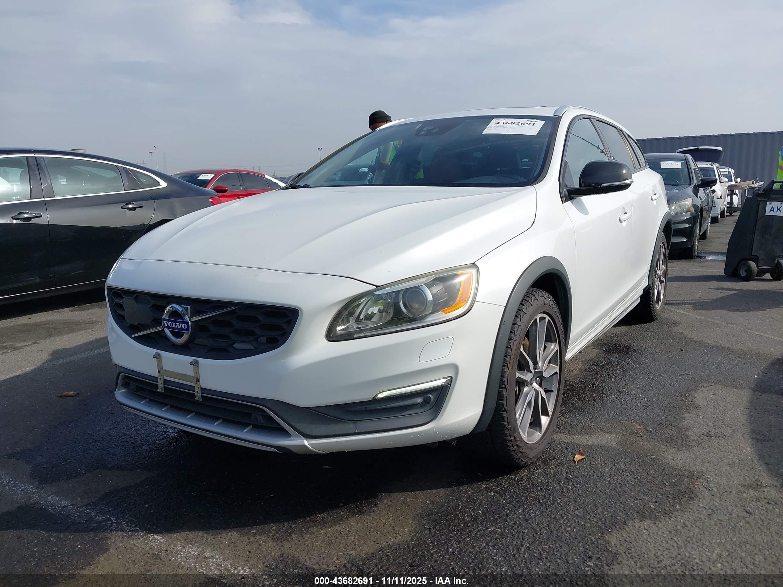 2015 Volvo V60 Cross Country T5 Platinum White vin: YV4612HMXF1001828
