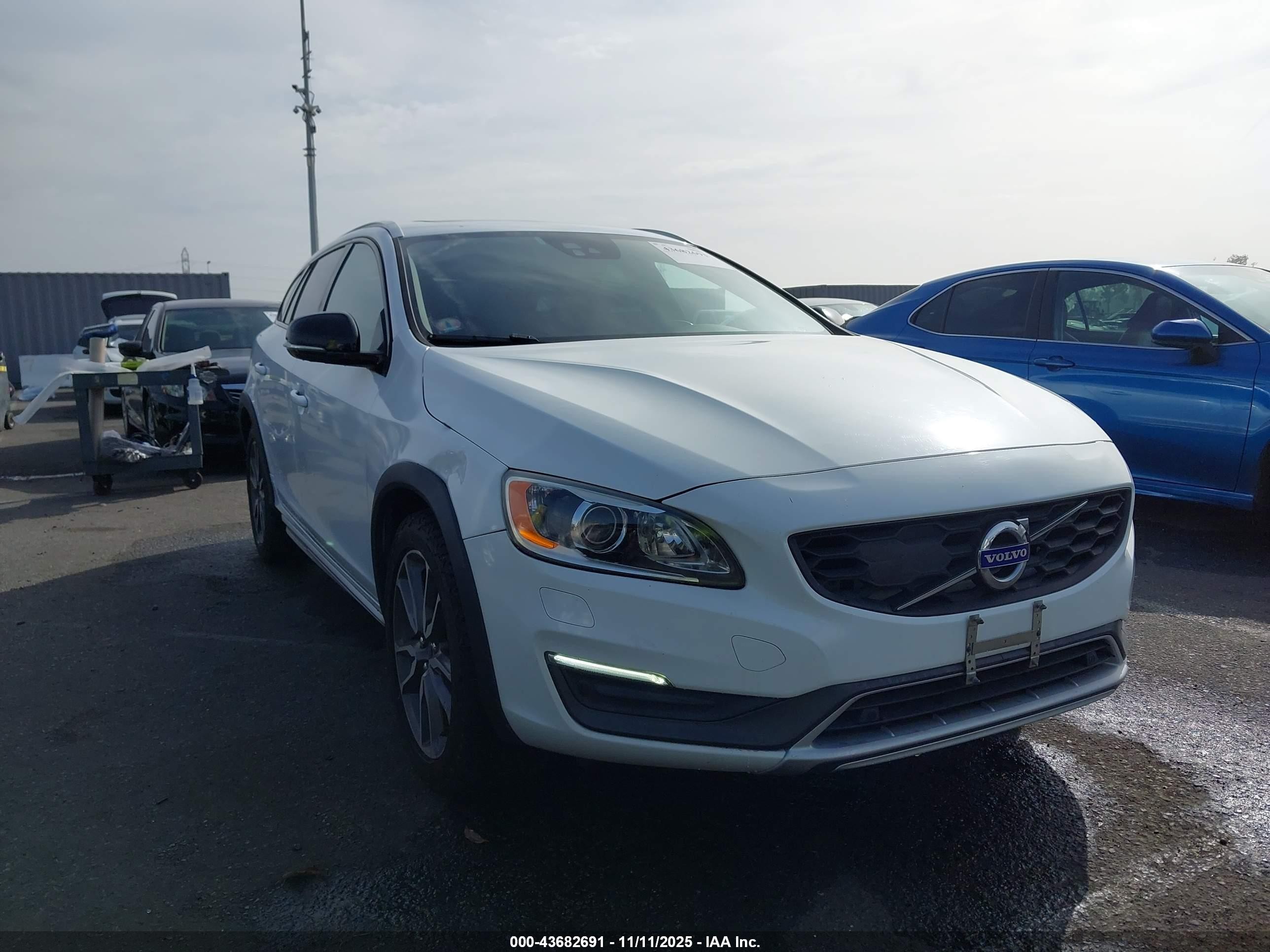2015 Volvo V60 Cross Country T5 Platinum White vin: YV4612HMXF1001828